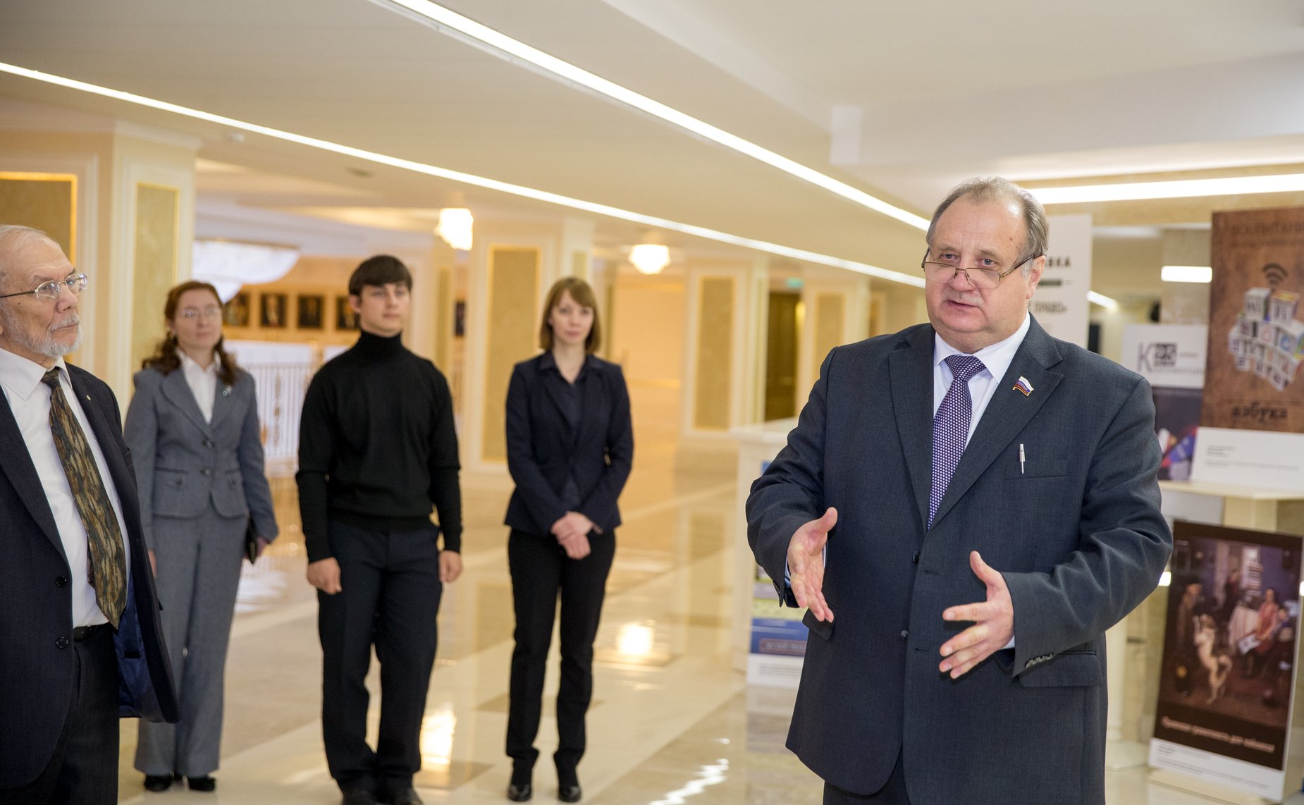 В. Кондрашин на открытии выставки научных трудов, изданных при поддержке Российского гуманитарного научного фонда