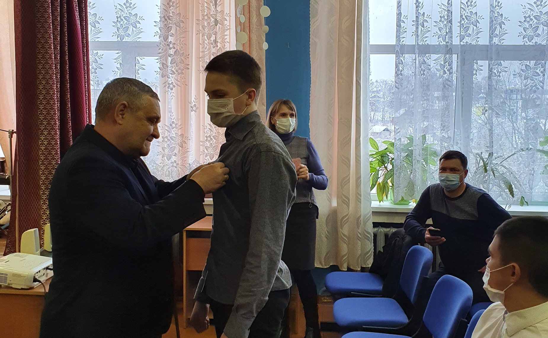 Сенатор Александр Ракитин вручил двум школьникам – Тимофею Кириллову и Дмитрию Сухинину медали Совета Федерации «За проявленное мужество»