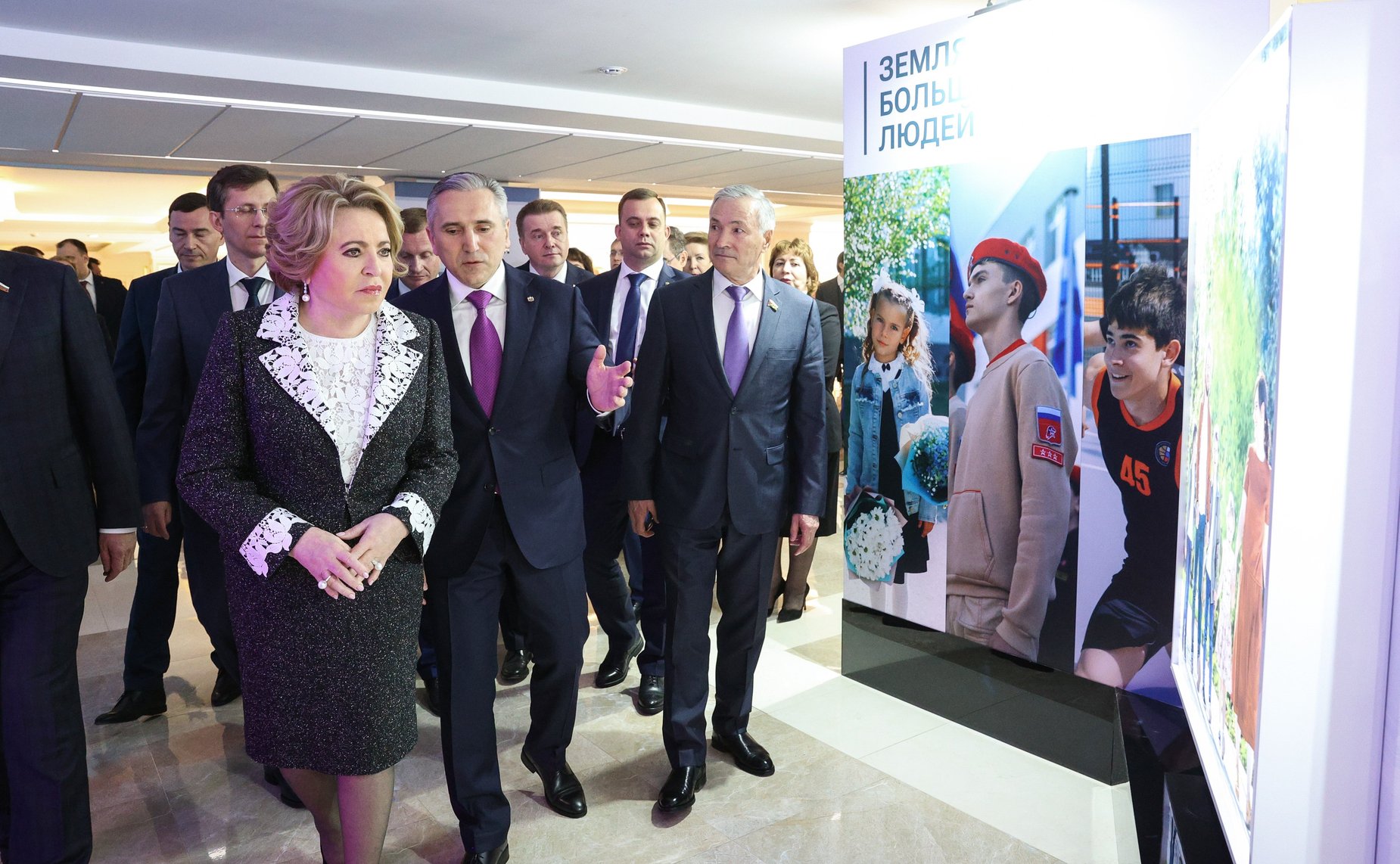 Валентина Матвиенко и Александр Моор осмотрели выставку, посвященную истории и перспективам развития Тюменской области