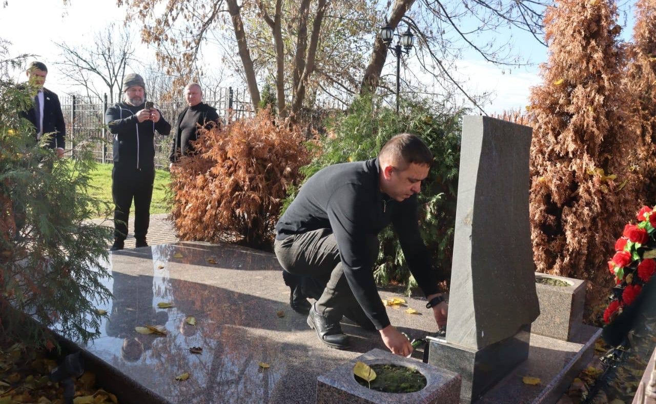 Айрат Гибатдинов вместе с бойцами разведывательно-штурмовой бригады «Ветераны» почтили память жертв трагедии в Беслане и возложили цветы к мемориалу