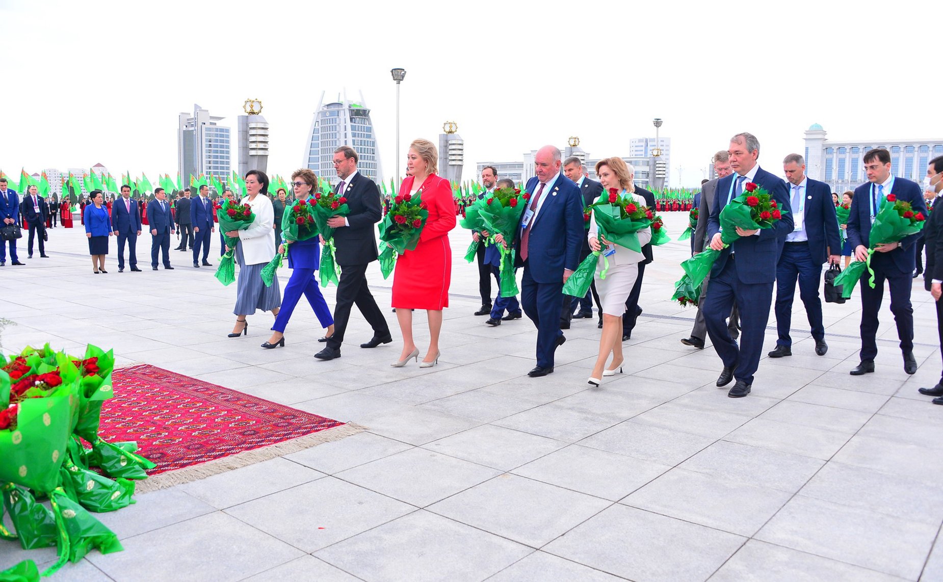 Церемония возложения цветов к монументу Конституции Туркменистана