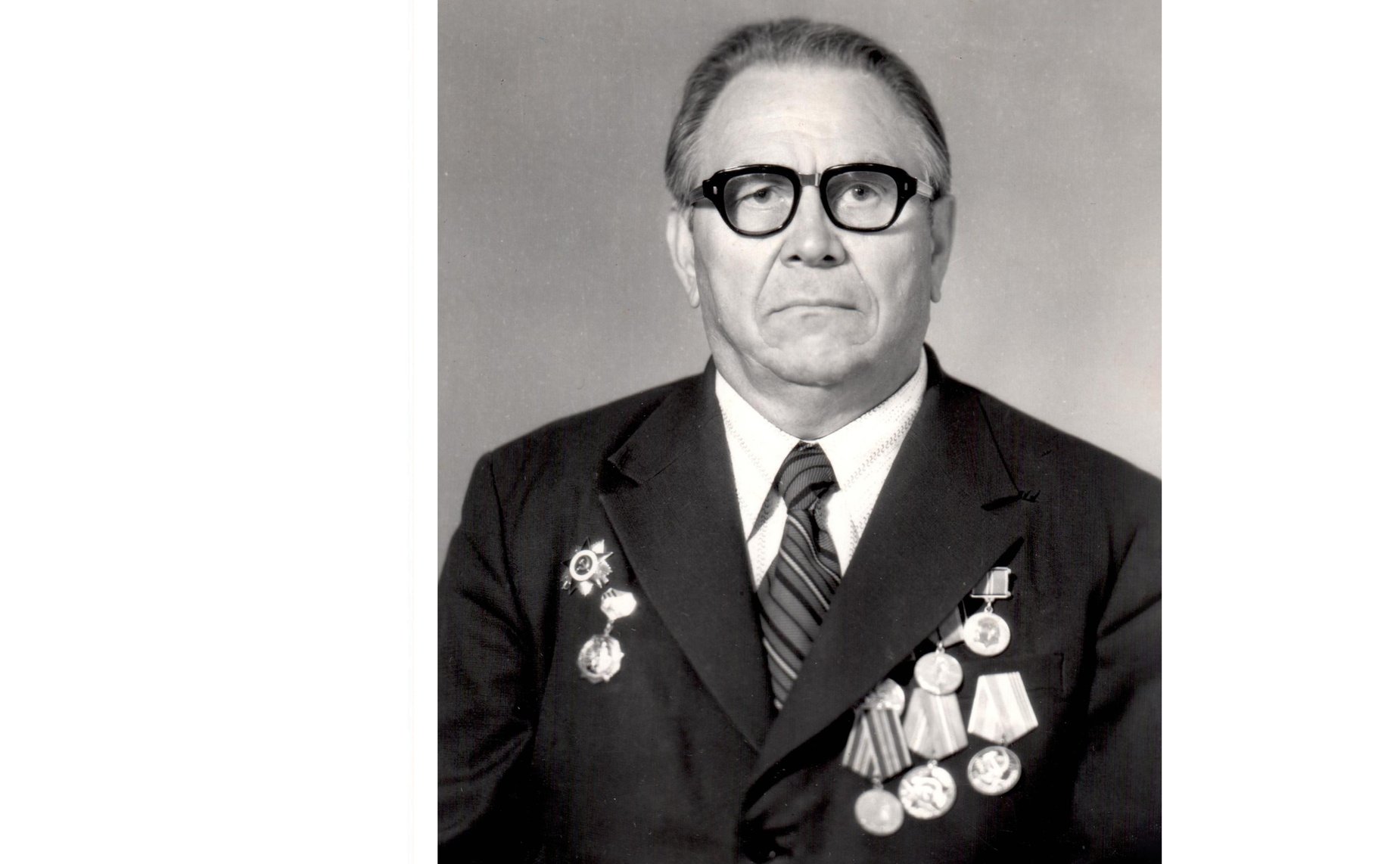 Малиновский Алексей Дмитриевич. Родился 6.3.1922 года. В начале войны мобилизован на курсы артиллеристов. Командир артвзвода под Ленинградом. В 1943 году получил тяжелое ранение и был комиссован. Дед помощника сенатора Ю. Воробьева А. Малиновского