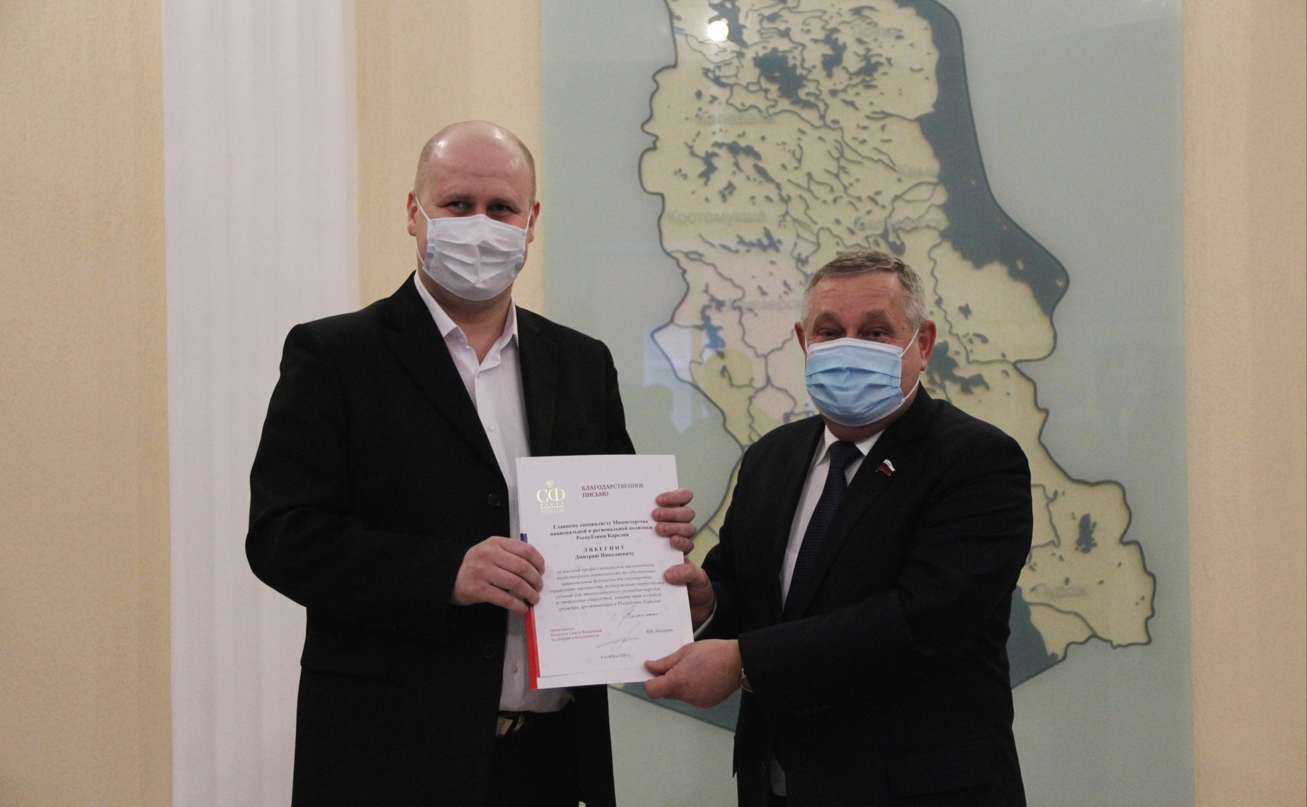 Александр Ракитин провел рабочую встречу в министерстве национальной политики и вручил от имени Комитета СФ по обороне и безопасности благодарственные письма ряду сотрудников министерства