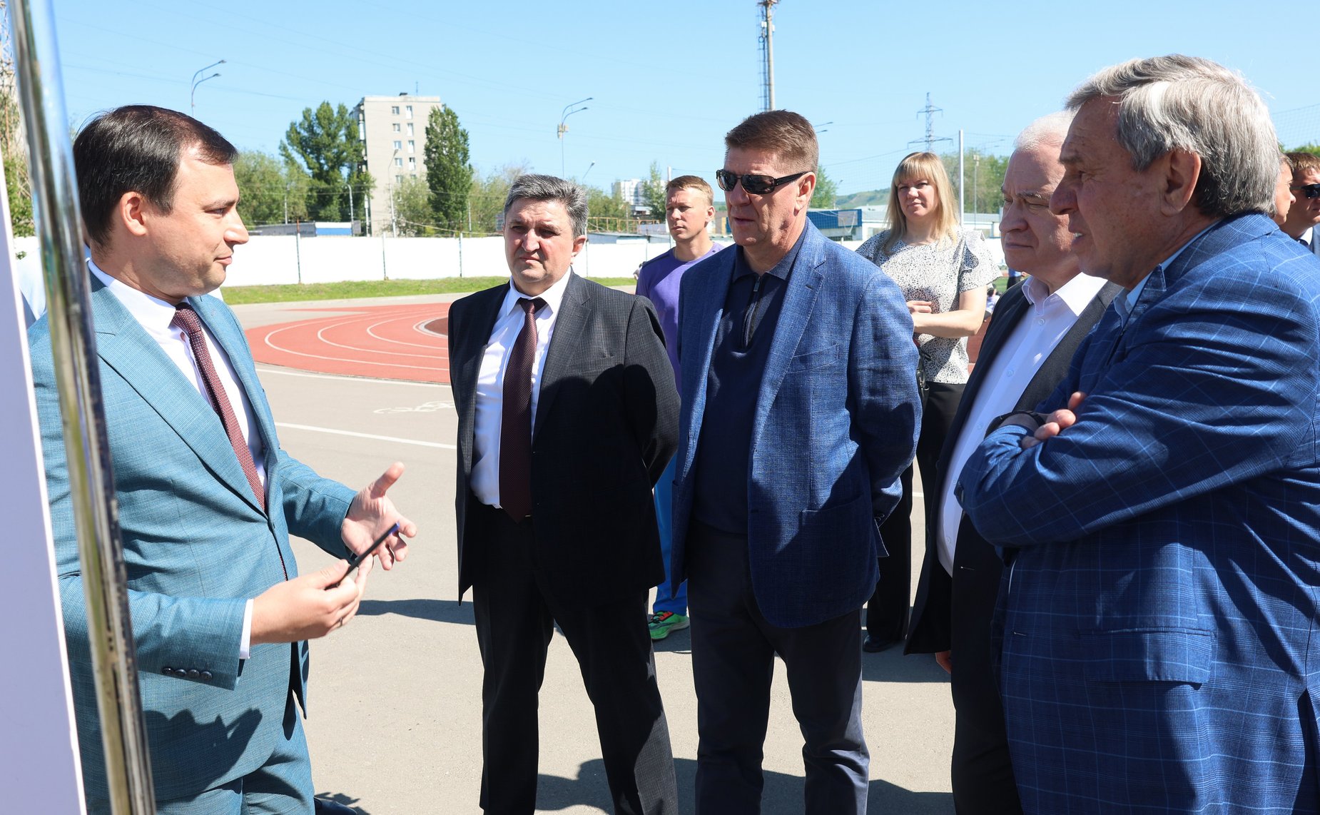 В ходе поездки сенаторы РФ побывали на стадионе «Торпедо», где в планах строительство универсального спортзала и реконструкция водноспортивной базы «Олимпия» в Энгельсе