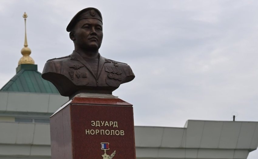 Баир Жамсуев принял участие в торжественном открытии бюста старшему лейтенанту, офицеру спецназа ГРУ, уроженцу села Цаган-Челутай Могойтуйского района Эдуарду Норполову