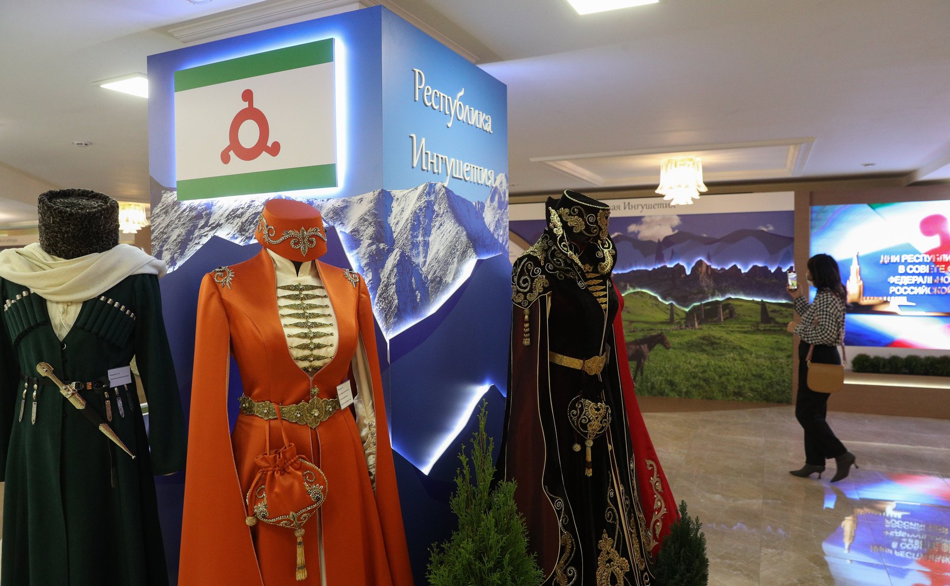 В рамках Дней Республики в Совете Федерации состоялись выставки картин художников Ингушетии, национального костюма современных дизайнеров региона