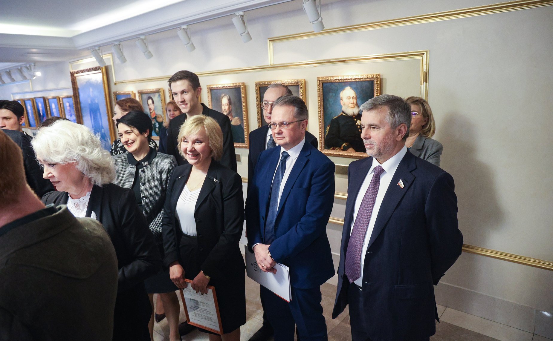 В Совете Федерации открылась фотоэкспозиция «Концертная бригада МГИК. Бойцам СВО»