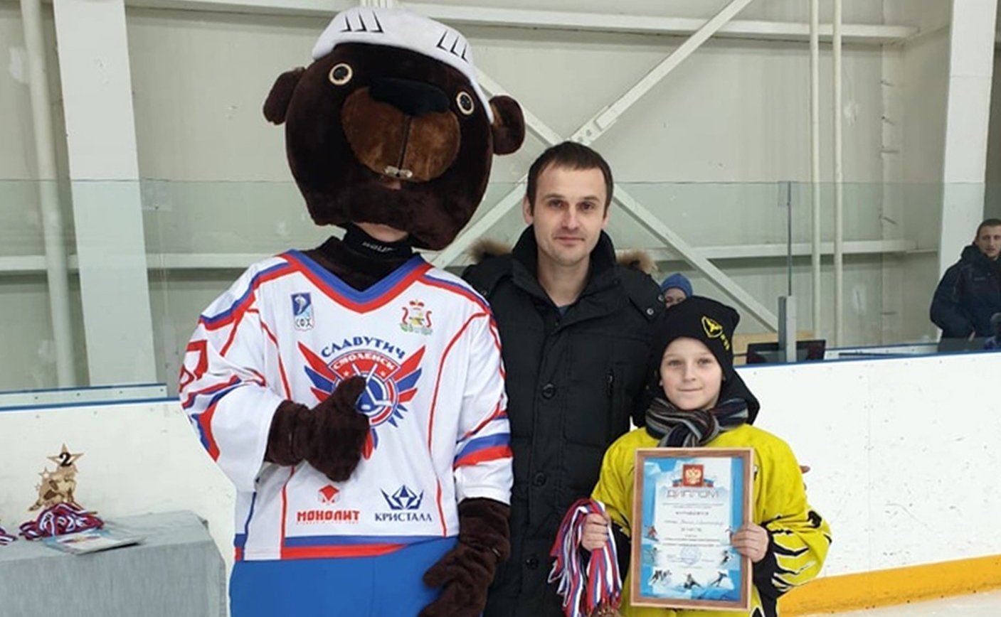 Сергей Леонов поздравил юных победителей турнира по хоккею