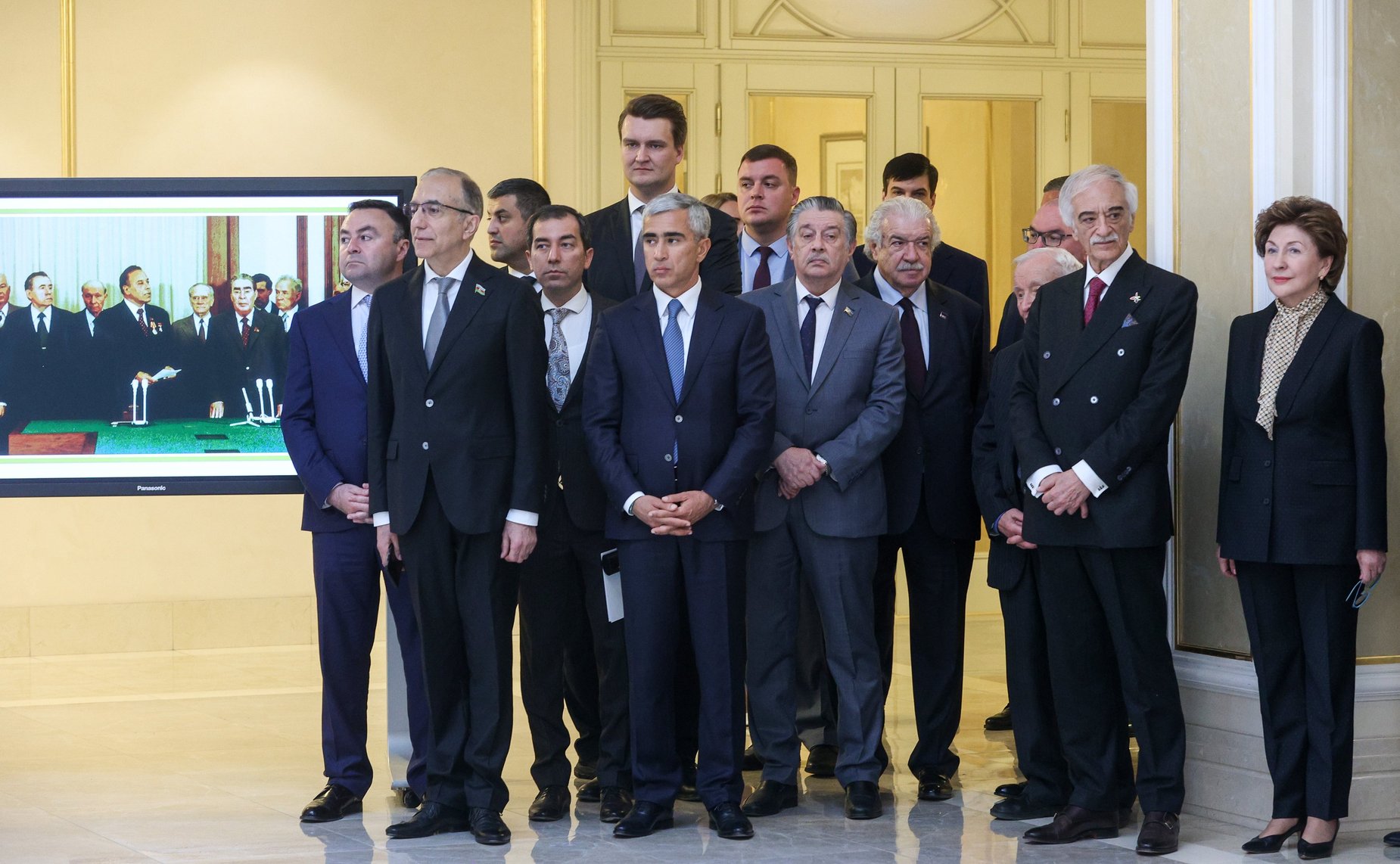 Валентина Матвиенко и Председатель Милли Меджлиса Азербайджанской Республики Сагиба Гафарова открыли в верхней палате российского парламента фотовыставку «В России часть моей души…», посвященную 100-летию со дня рождения Гейдара Алиева