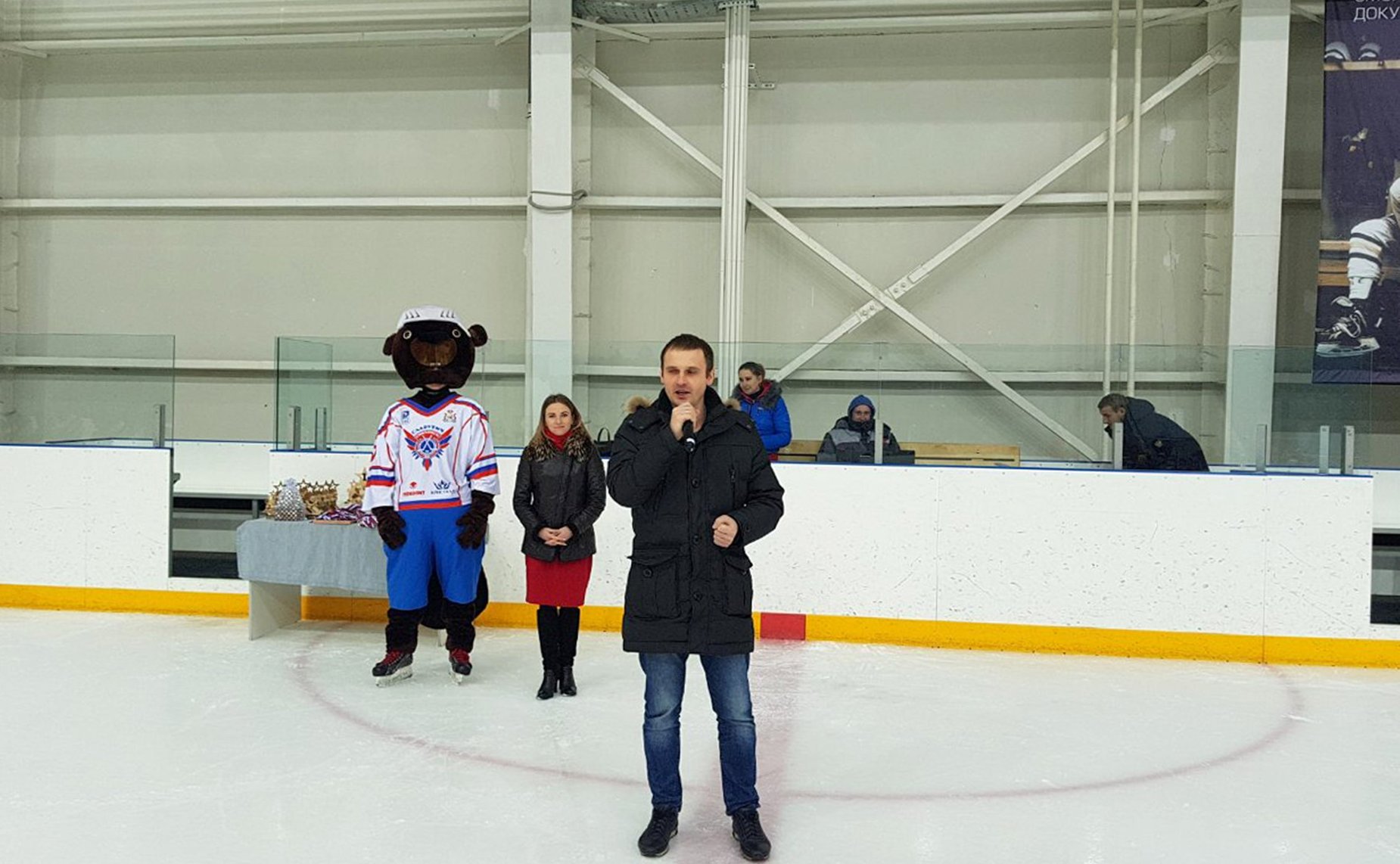 Сергей Леонов поздравил юных победителей турнира по хоккею