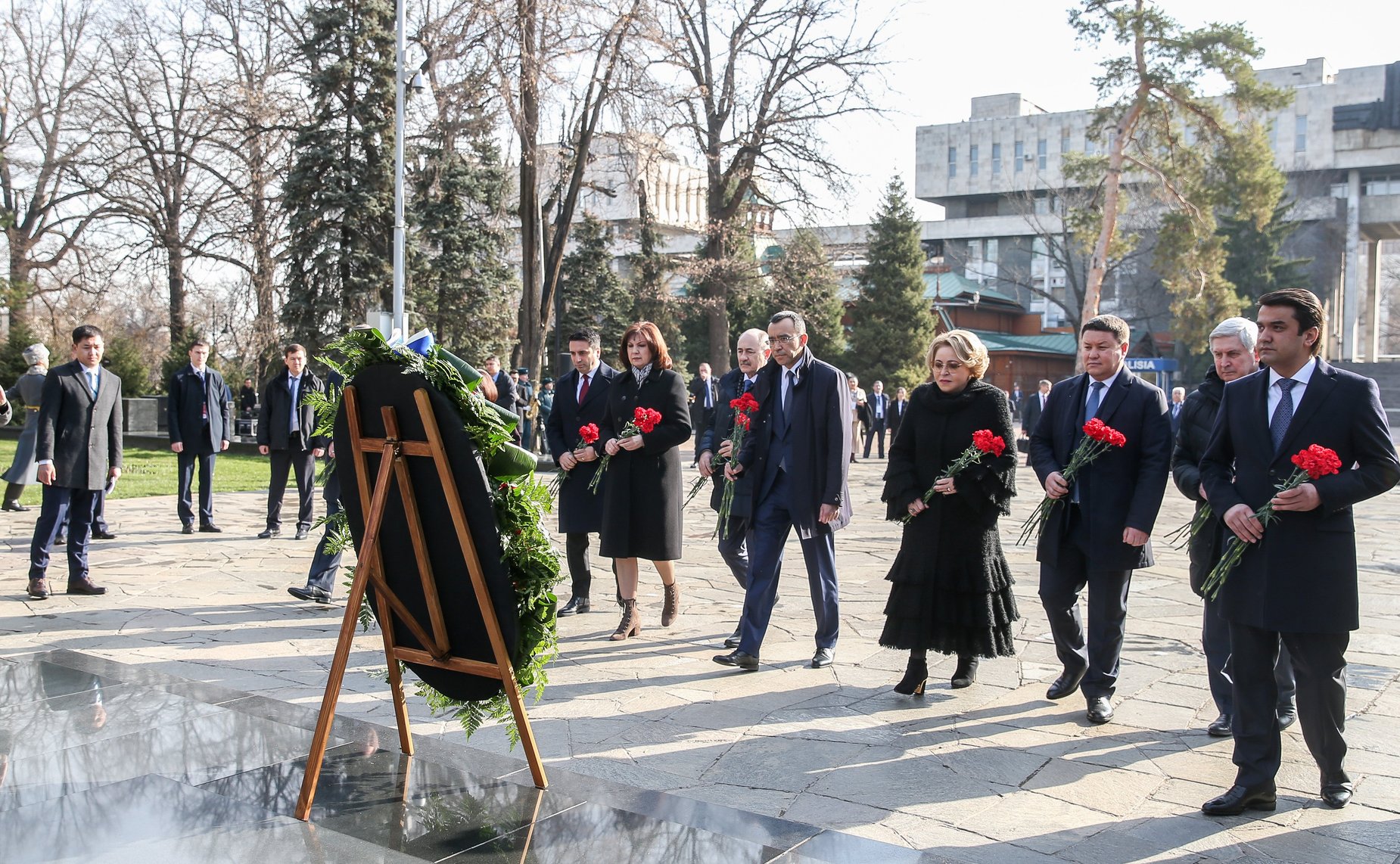 Церемония возложения цветов к Мемориалу славы, посвященному 28 героям-панфиловцам