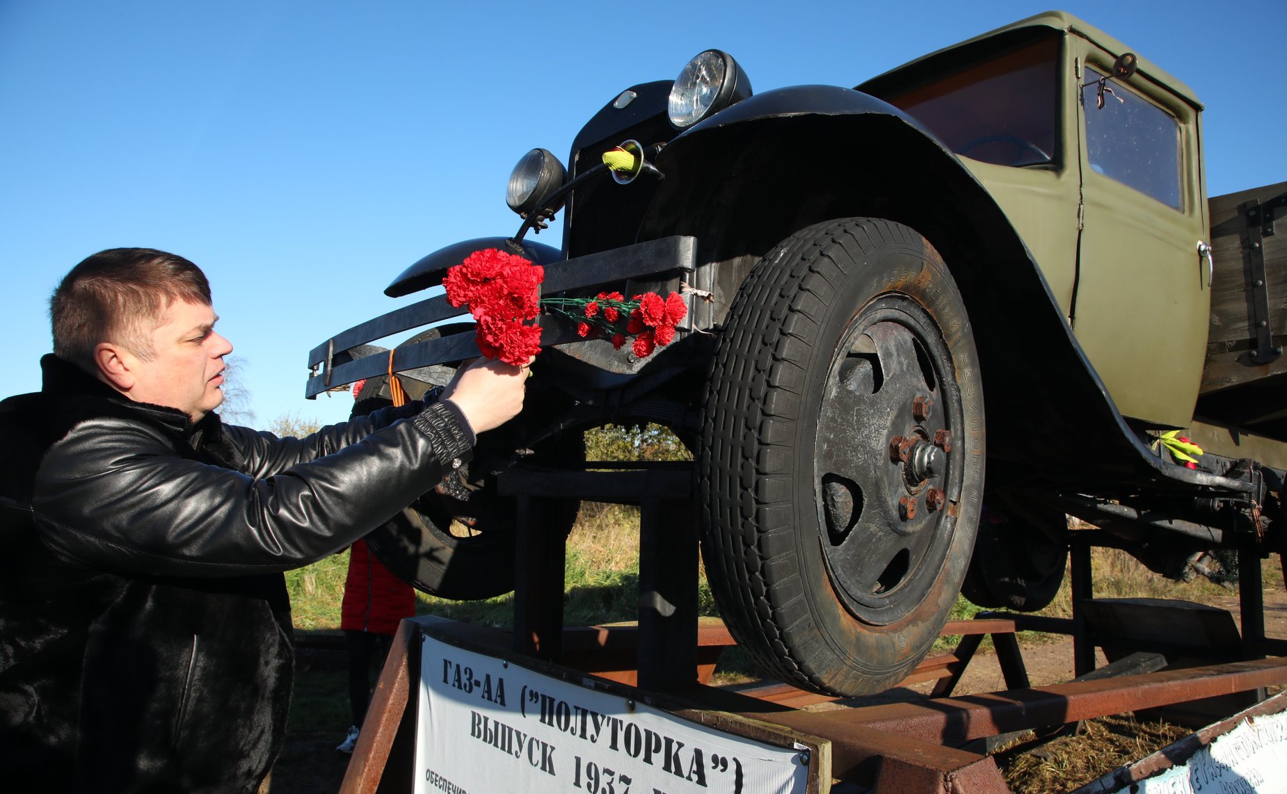 Дмитрий Василенко принял участие в экспедиции в поселок Кобона Кировского района. Здесь состоялась торжественная церемония подъема со дна Ладожского озера автомобиля времен Великой Отечественной войны