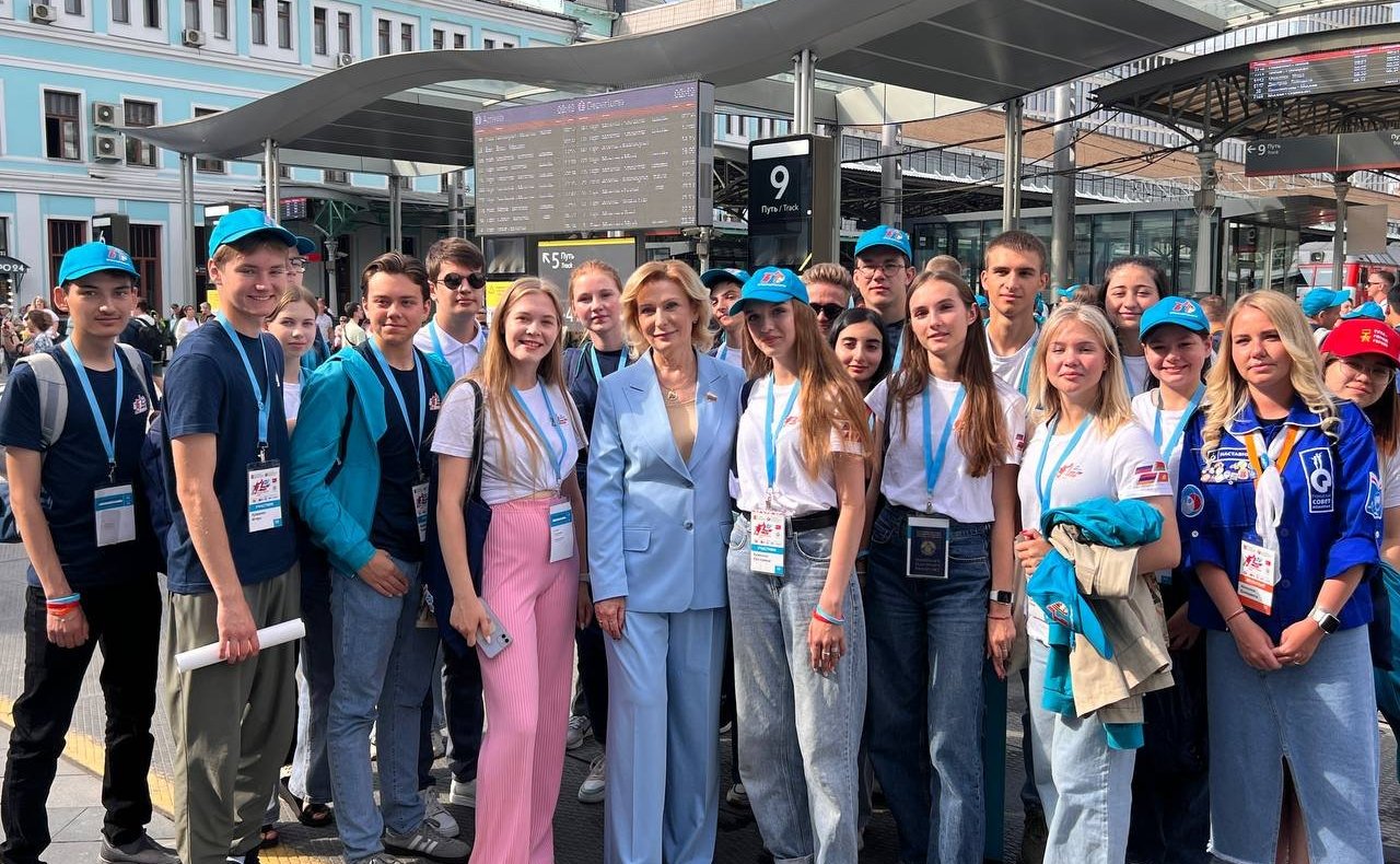 Инна Святенко встретила школьников прибывших в Москву на «Поезде памяти»