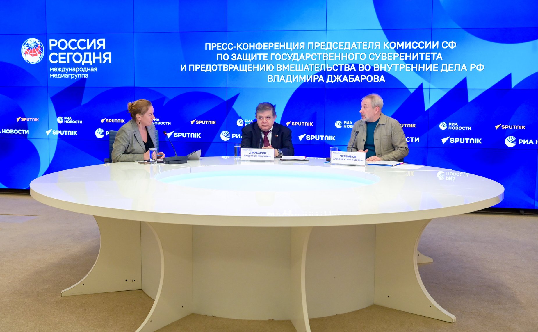 В международном мультимедийном пресс-центре Медиагруппы «Россия сегодня» состоялась пресс-конференция Владимира Джабарова по итогам презентации на пленарном заседании Совета Федерации ежегодного доклада Комиссии СФ по защите государственного суверенитета