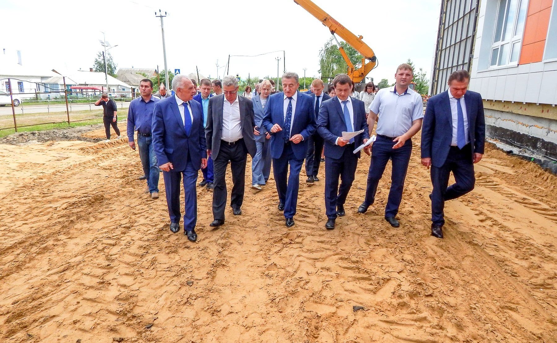 Сергей Лукин проинспектировал ход строительства средней школы на 400 мест в селе Садовое