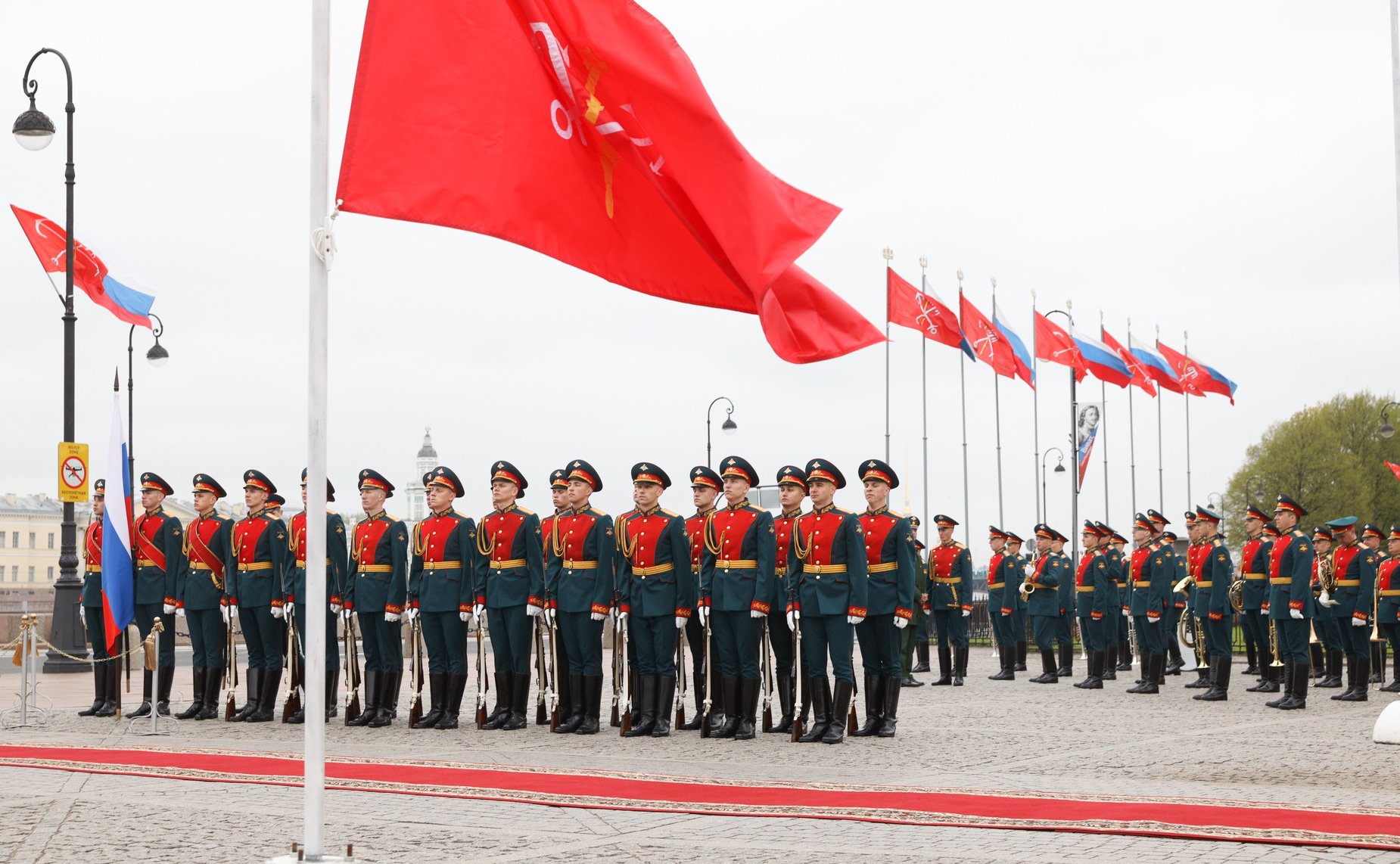 Церемония возложения цветов к памятнику Петру Первому на Сенатской площади