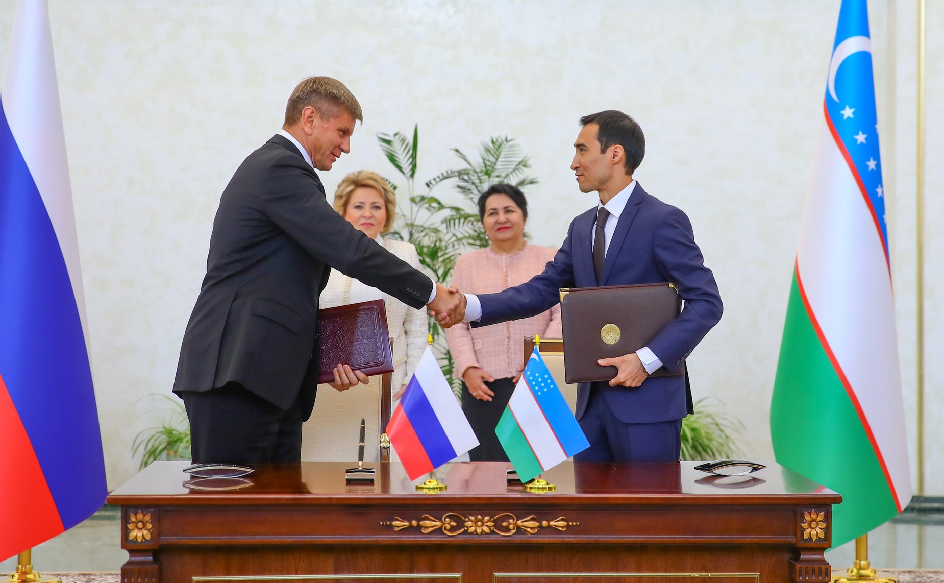 Подписание Меморандума между Аппаратом Совета Федерации и Институтом проблем законодательства и парламентских исследований при Олий Мажлисе Республики Узбекистан