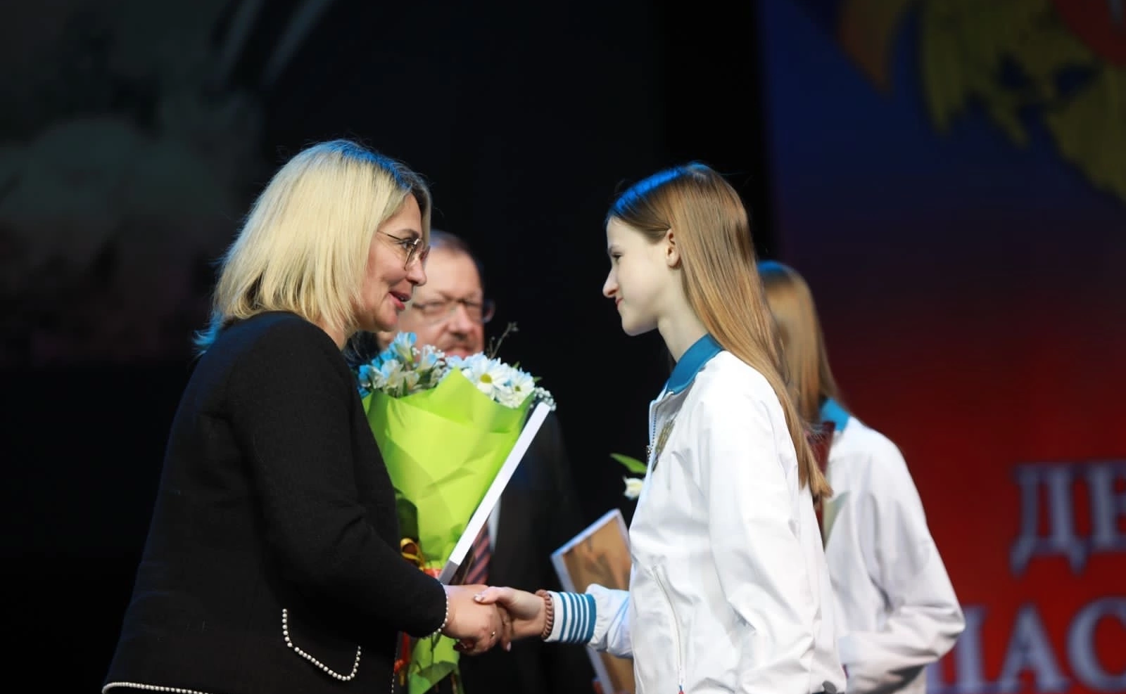 Наталия Косихина и Александр Русаков в торжественной обстановке вручили юным героям из города Углича