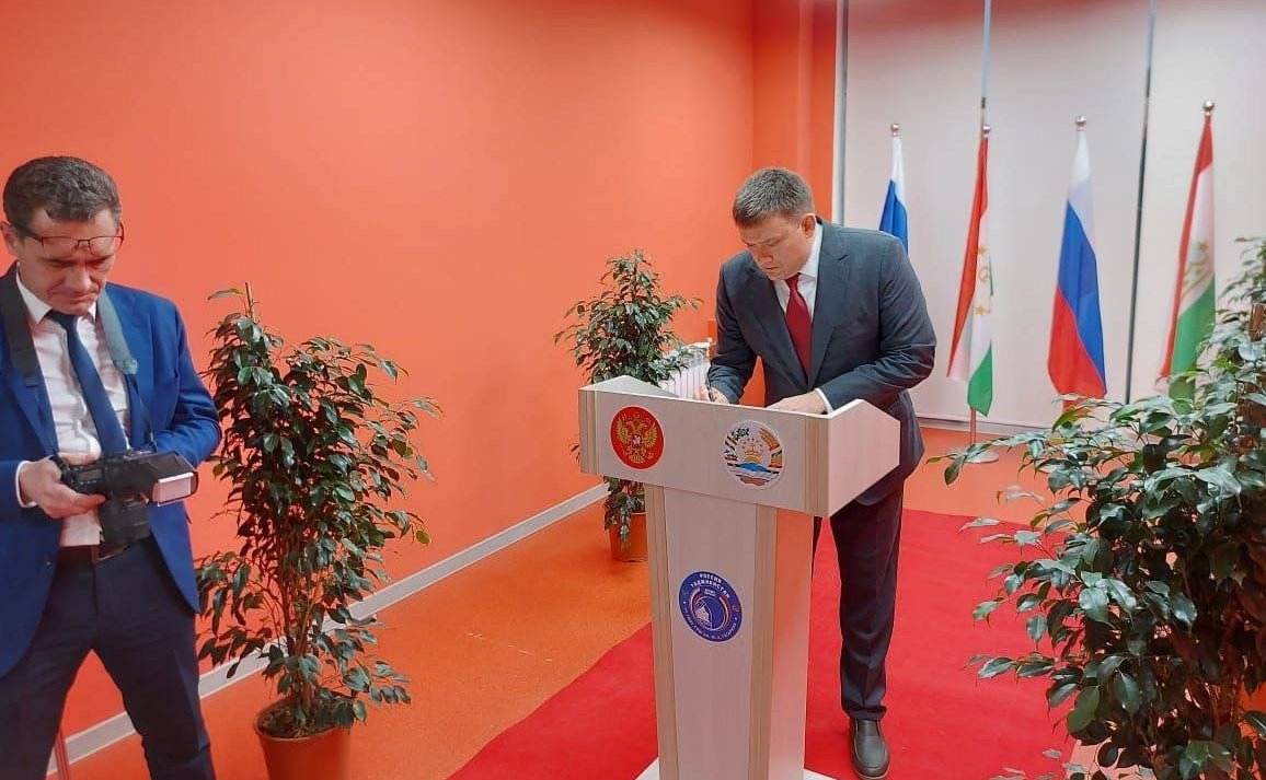 Вице-спикер СФ Николай Журавлев оставил памятную запись с пожеланиями преподавателям и ученикам школы в Книге почетных гостей