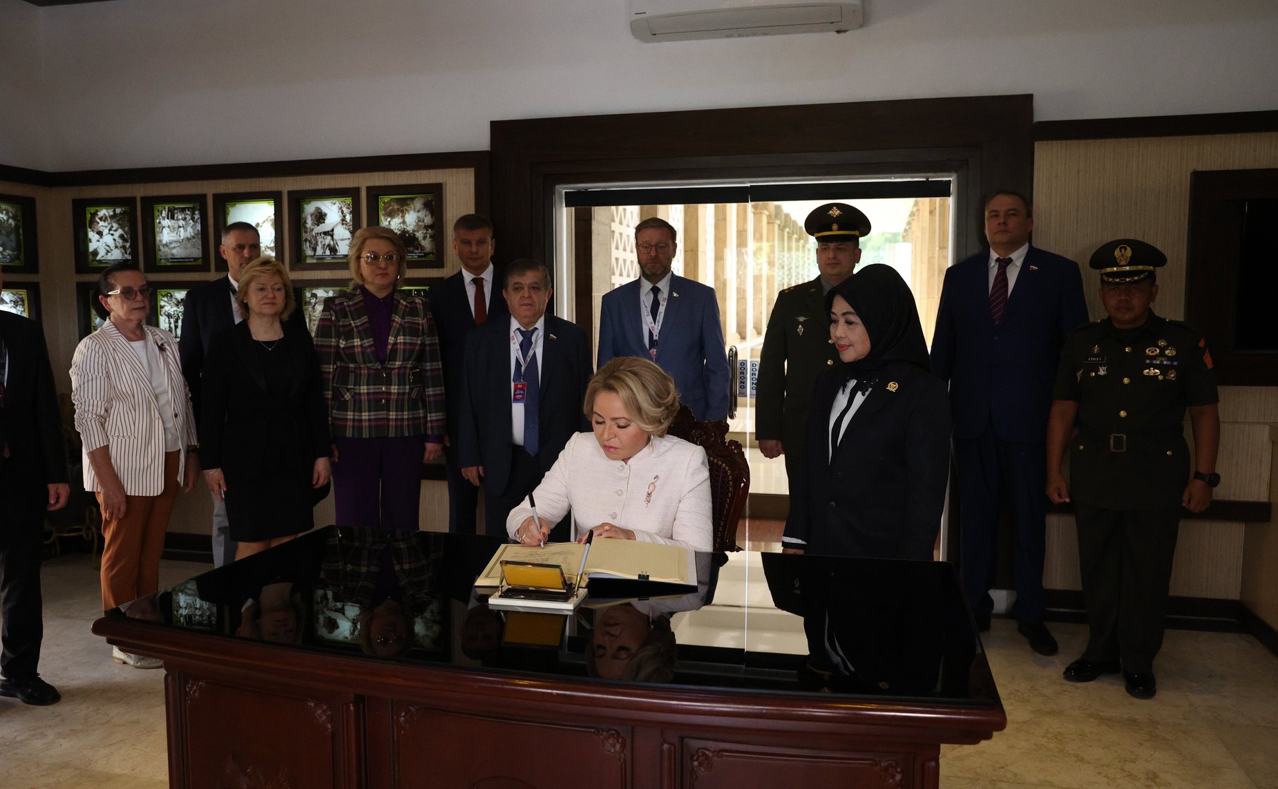 В ходе визита в Джакарту члены российской парламентской делегации во главе с Председателем СФ Валентиной Матвиенко приняли участие в возложении венка к Монументу национальным героям Индонезии