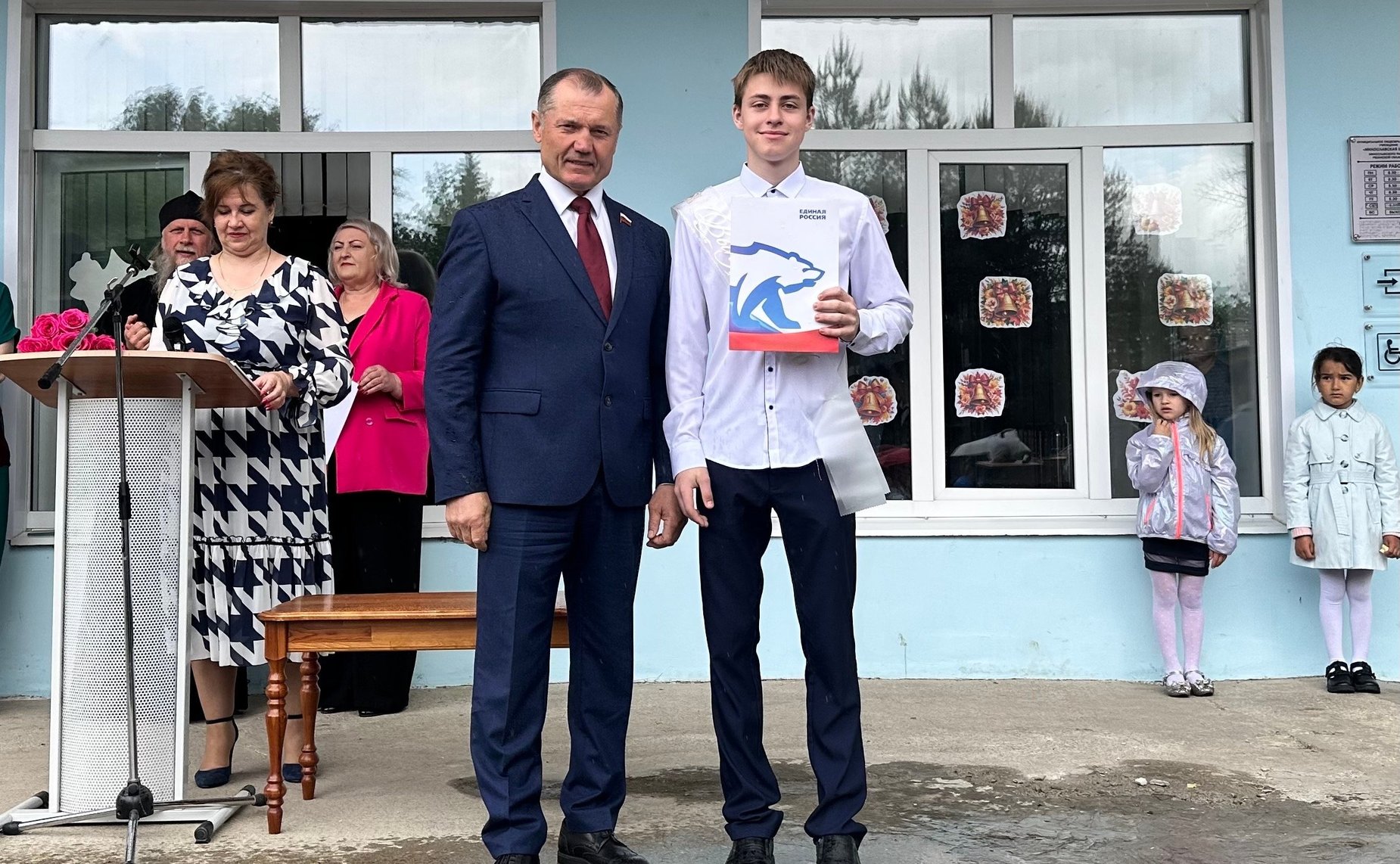Игорь Мурог поздравил выпускников Милославской школы с последним звонком
