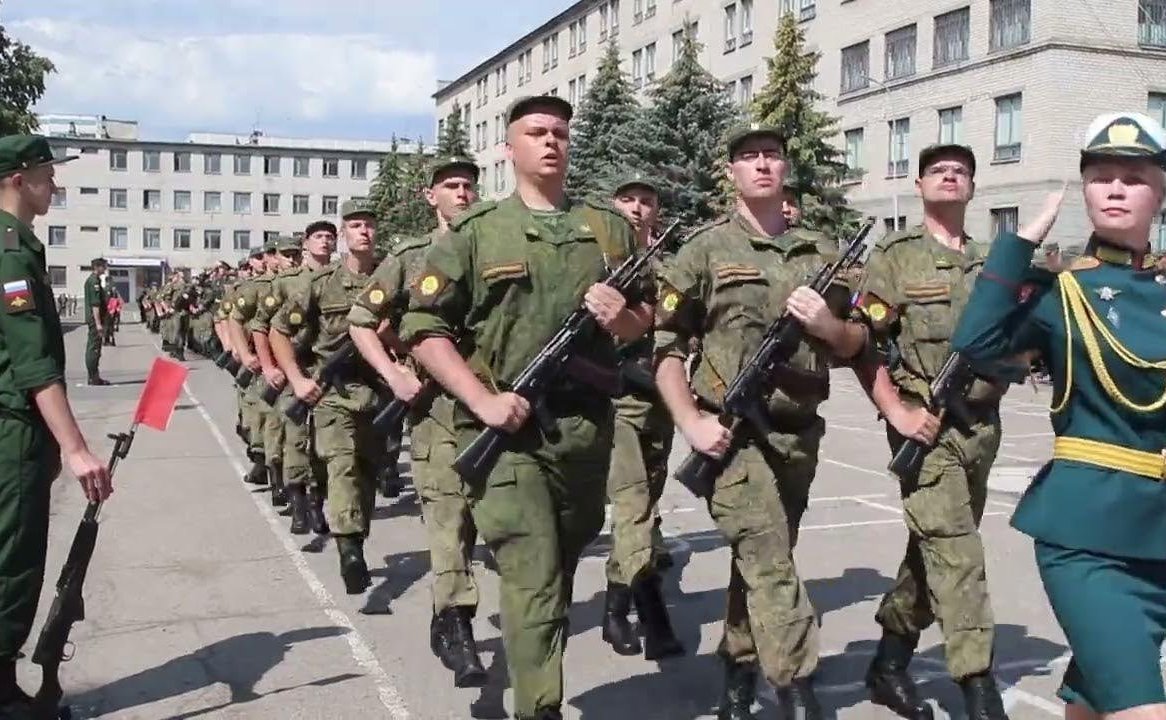 Сергей Рябухин принял участие в церемонии выпуска младших специалистов в Ульяновском учебном центре войск связи