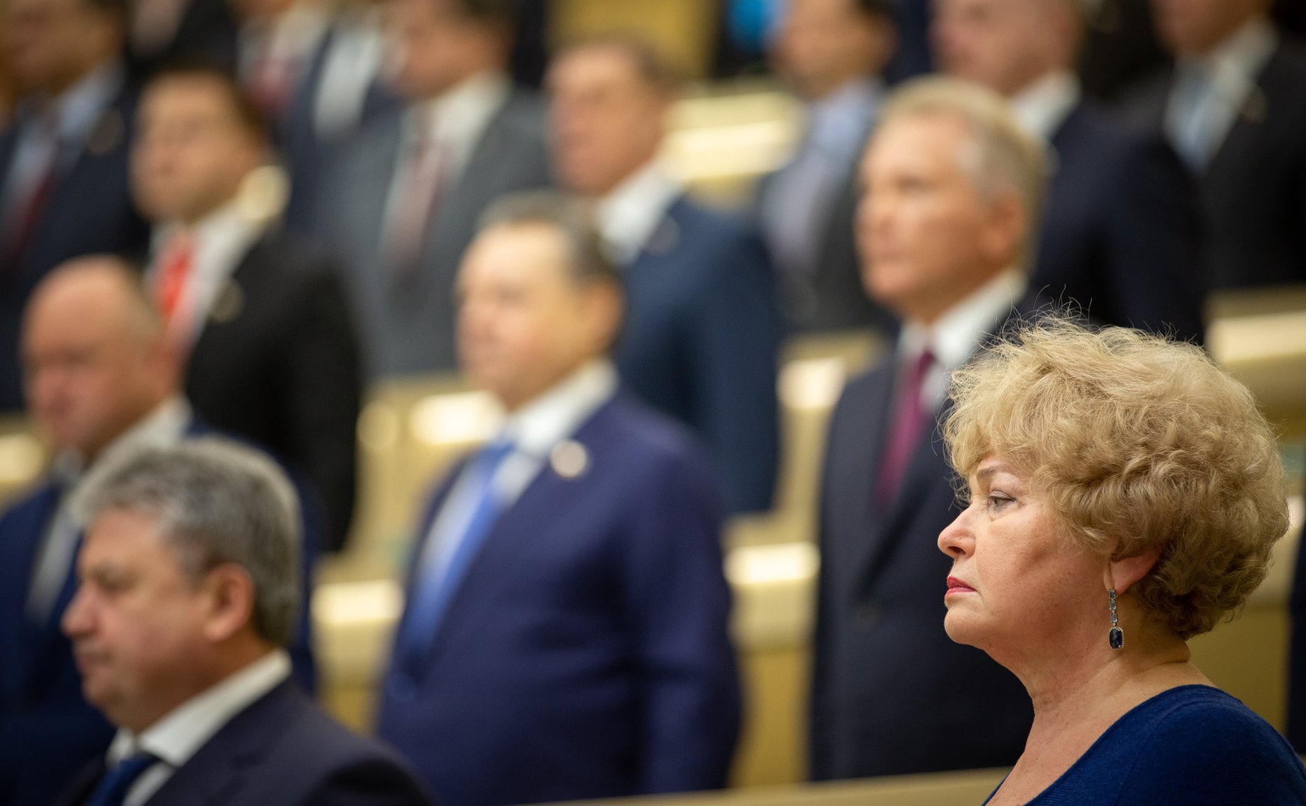 Сенаторы слушают гимн России перед началом 473-го заседания Совета Федерации