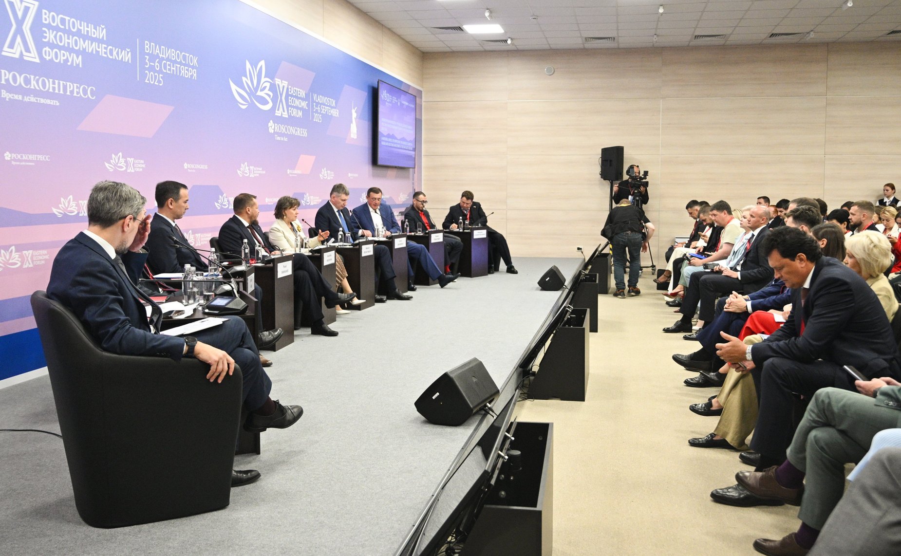 Сессия «Национальная модель: улучшение делового климата России и инвестиционное развитие регионов Дальнего Востока». X Восточный экономический форум