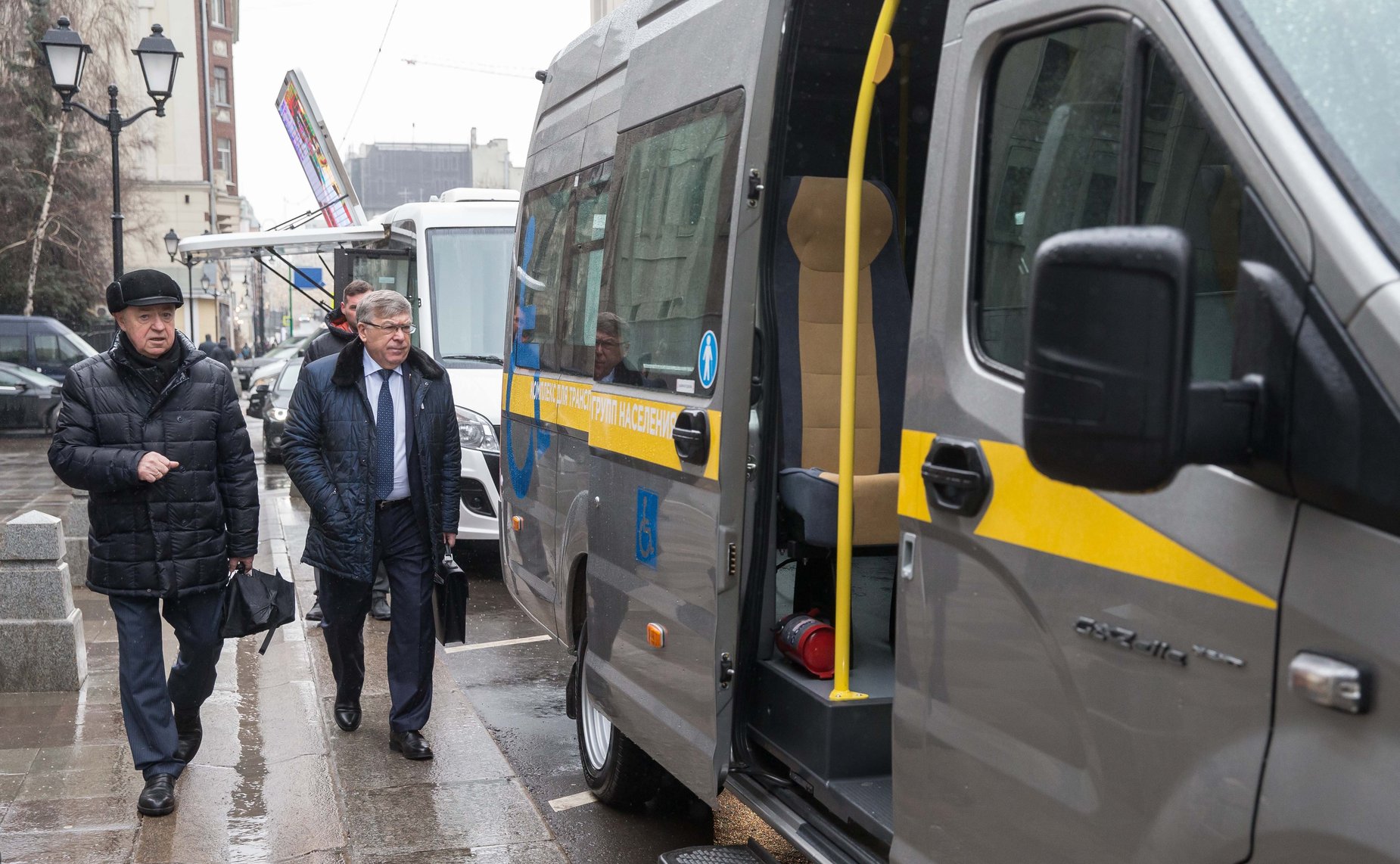 Презентация мобильных медицинских и торгово-бытовых комплексов для использования в сельской местности