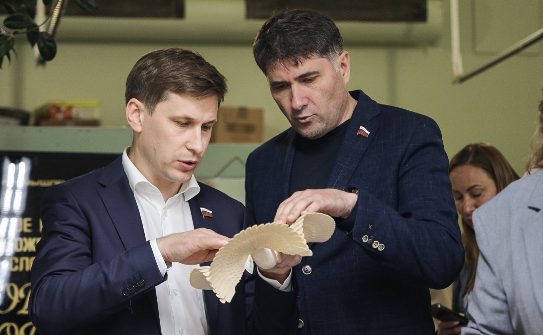 Члены Комиссии Совета Федерации по сохранению и развитию народных художественных промыслов встретились с представителями Художественного косторезного училища им.Н.Буторина и предприятия «Беломорские узоры»