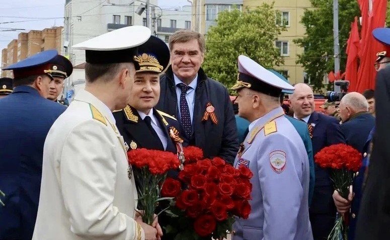 Александр Савин возложил цветы к Вечному огню на Могиле Неизвестного Солдата в Калуге