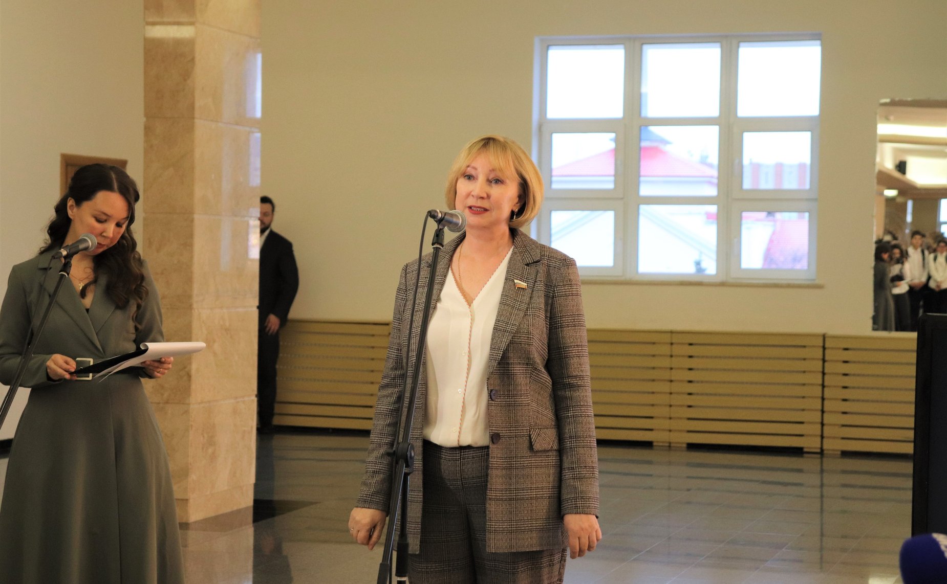 Римма Галушина открыла в Ненецком автономном округе выставку рисунков, посвященных 80-летию «Дороги жизни»