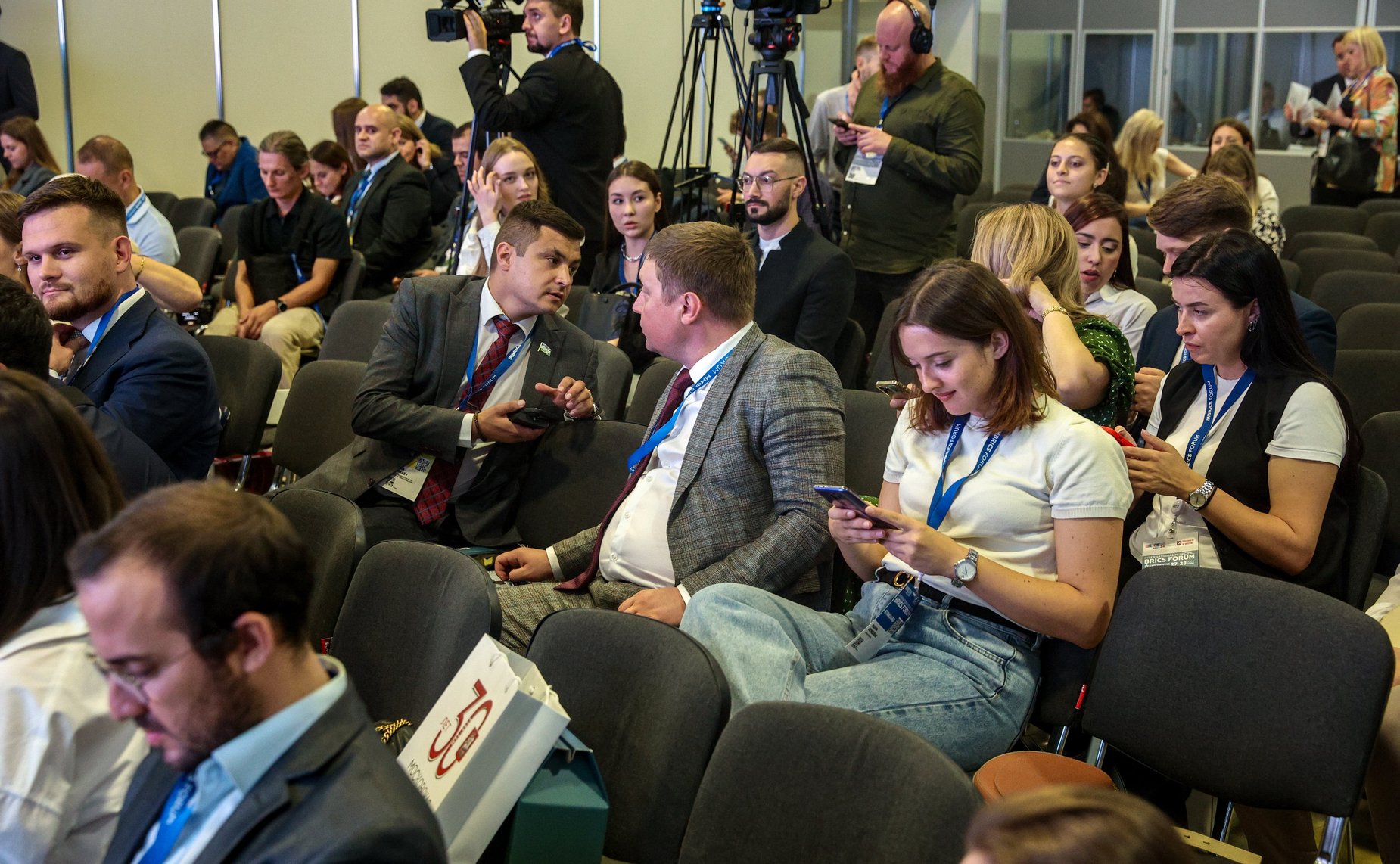 Заседание сессии «Развитие молодежного парламентаризма. Международное сотрудничество молодых парламентариев: практика, проблемы, перспективы»