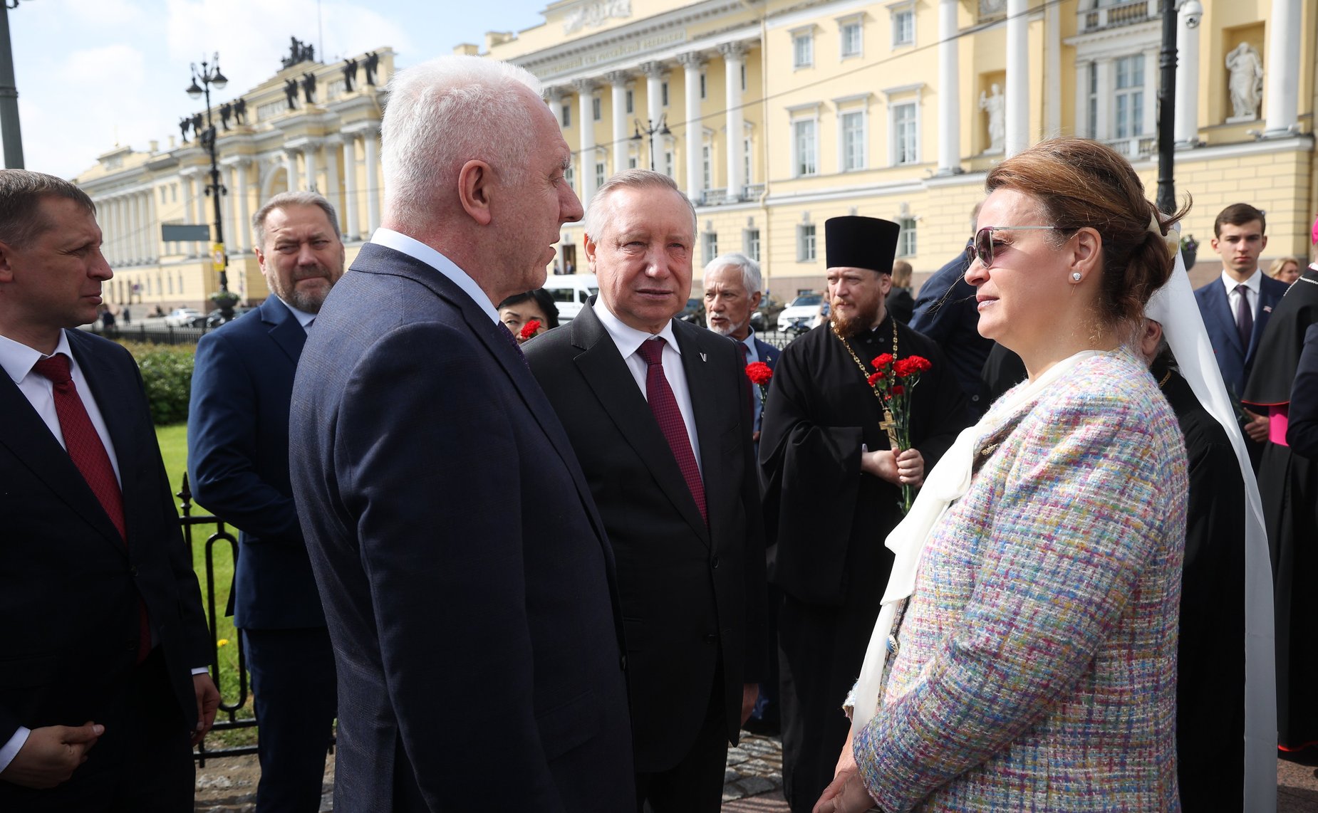Возложение цветов к памятнику Петру I на Сенатской площади