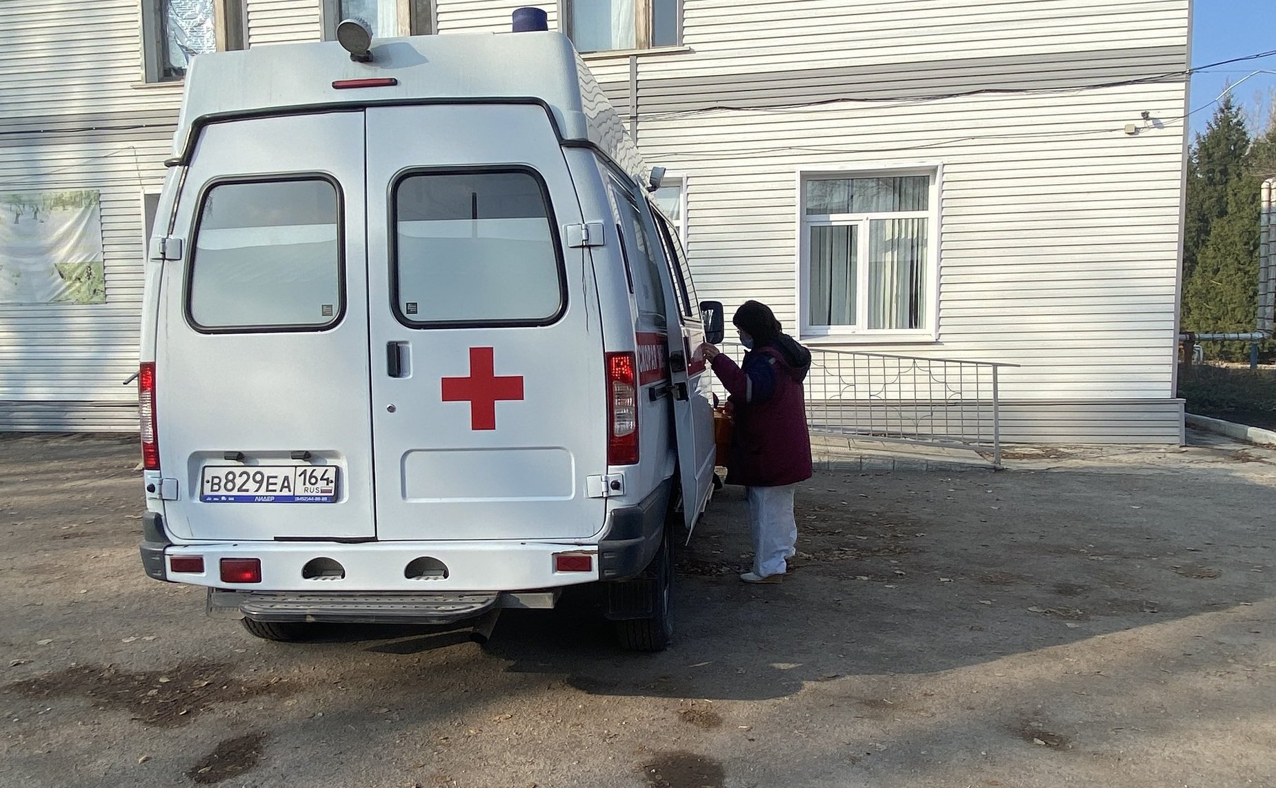 Олег Алексеев в ходе работы в регионе вместе с главой Ивантеевского района Василием Басовым ознакомился с работой районной больницы