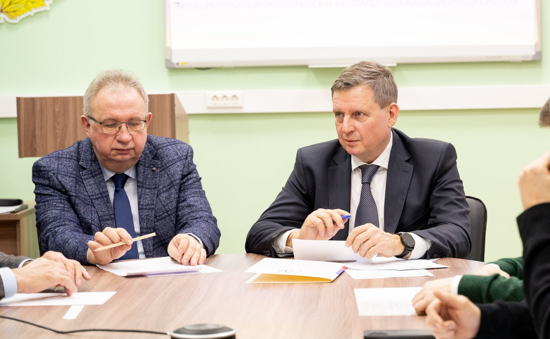 Андрей Епишин в рамках работы в регионе провел совещание о ходе реализации комплексного образовательного проекта по созданию экосистемы кружков и лабораторий авиационного инжиниринга и беспилотных авиасистем