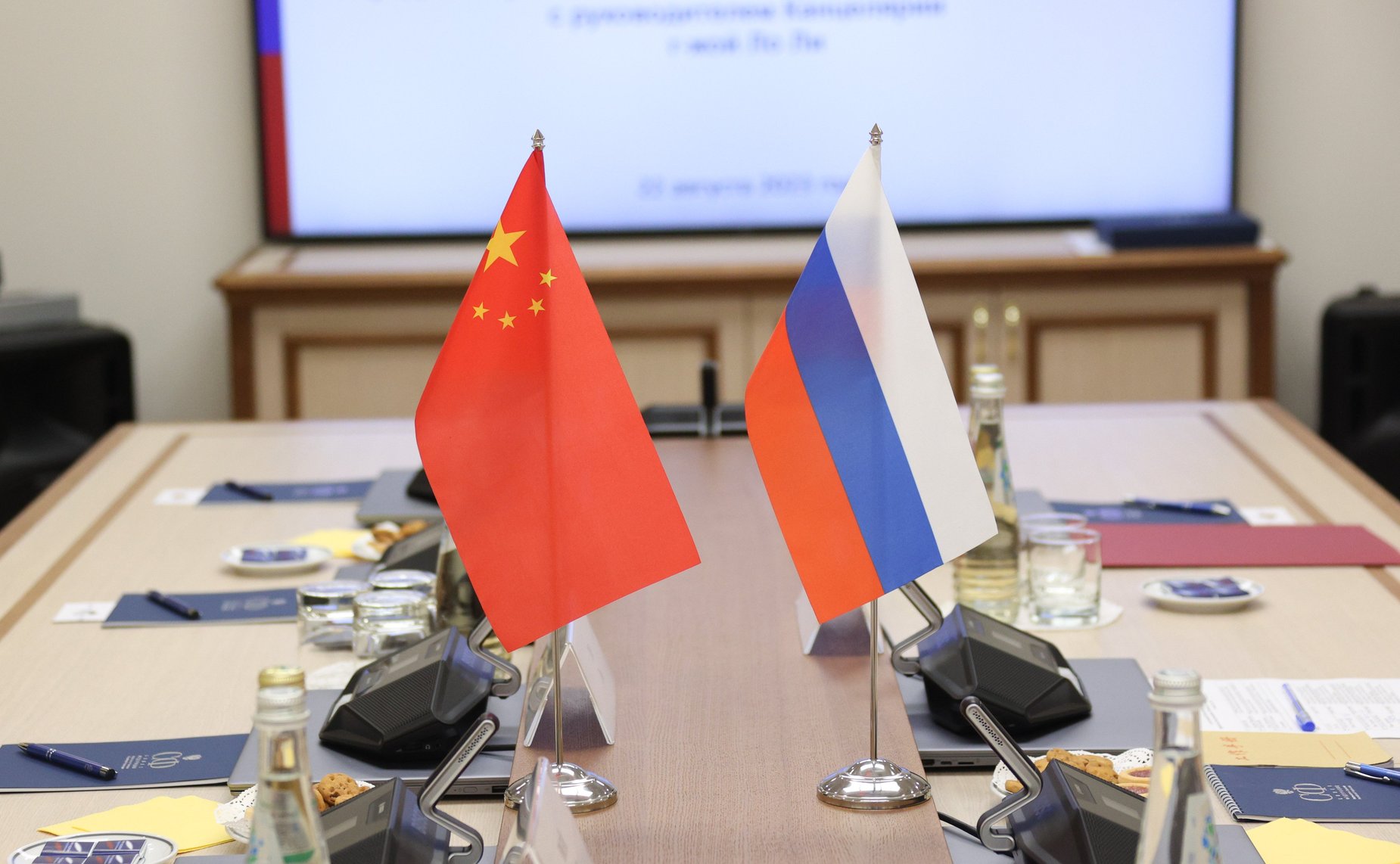 Встреча первого заместителя председателя Комитета СФ по международным делам Андрея Денисова с делегацией Канцелярии по иностранным делам Народного правительства провинции Ляонин (КНР) во главе с руководителем канцелярии