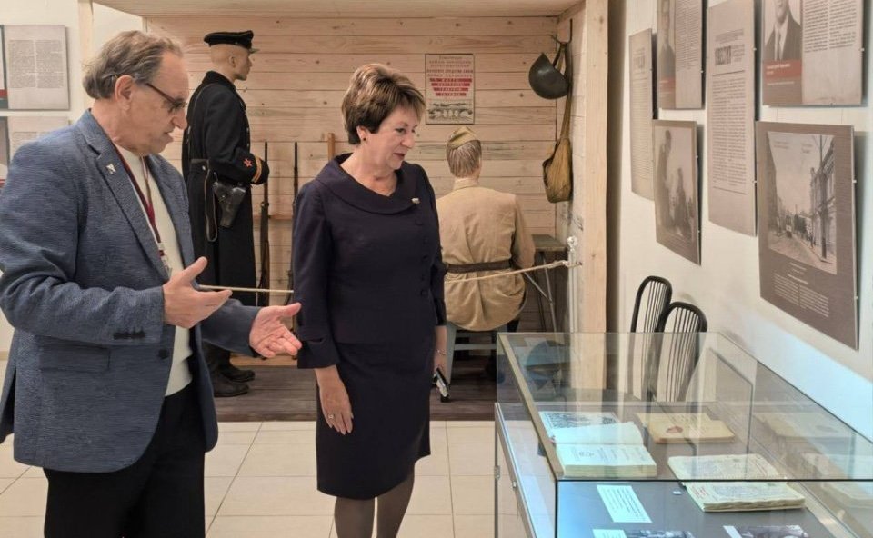 Екатерина Алтабаева ознакомилась с выставкой, посвященной фронтовым корреспондентам, которые работали в осажденном Севастополе в 1941–42 годах