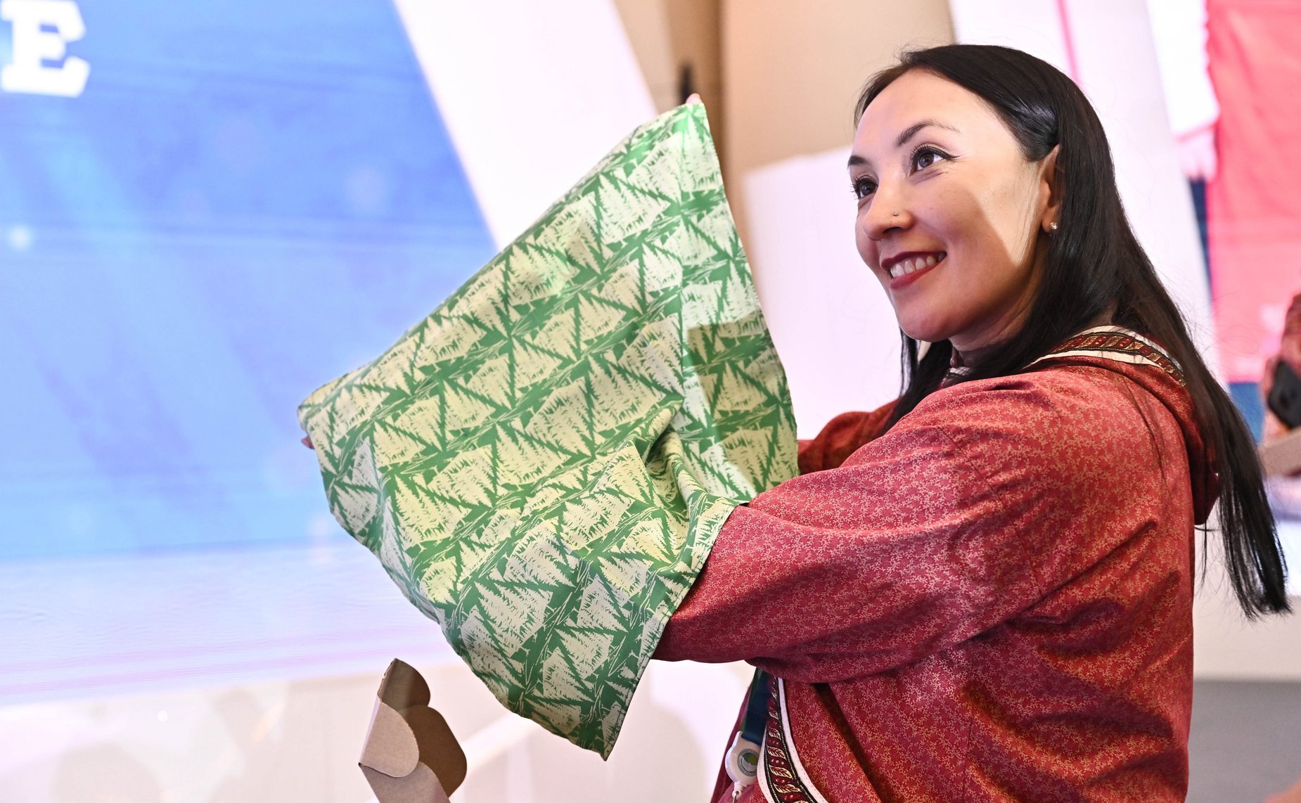 IV Евразийский женский форум. Презентация нового вида ткани, разработанной участниками проекта Совета ЕЖФ «Женщины в легкой промышленности»