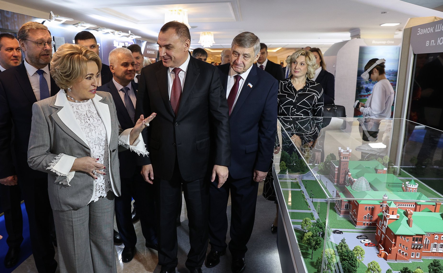 Валентина Матвиенко и Юрий Зайцев осмотрели выставку, посвященную культуре, истории и перспективным направлениям развития Республики Марий Эл