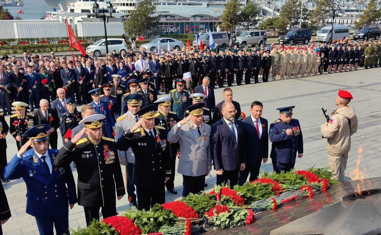 Александр Ролик встретился с ветеранами Великой Отечественной войны и принял участие в возложении венков к Вечному огню мемориала «Боевая слава Тихоокеанского флота»