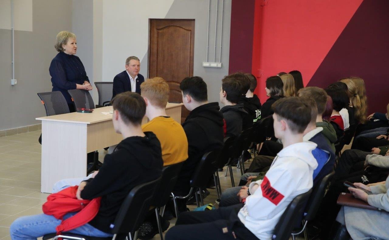 Елена Писарева в рамках региональной недели встретилась со студентами Новгородского агротехнического техникума и Новгородского государственного университета имени Ярослава Мудрого