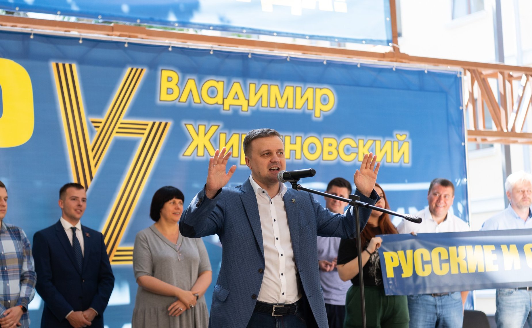 Елена Афанасьева приняла участие в публичной акции в Москве в поддержку правительства Сербии в связи с нестабильной обстановкой на границе с регионом Косово и Метохия