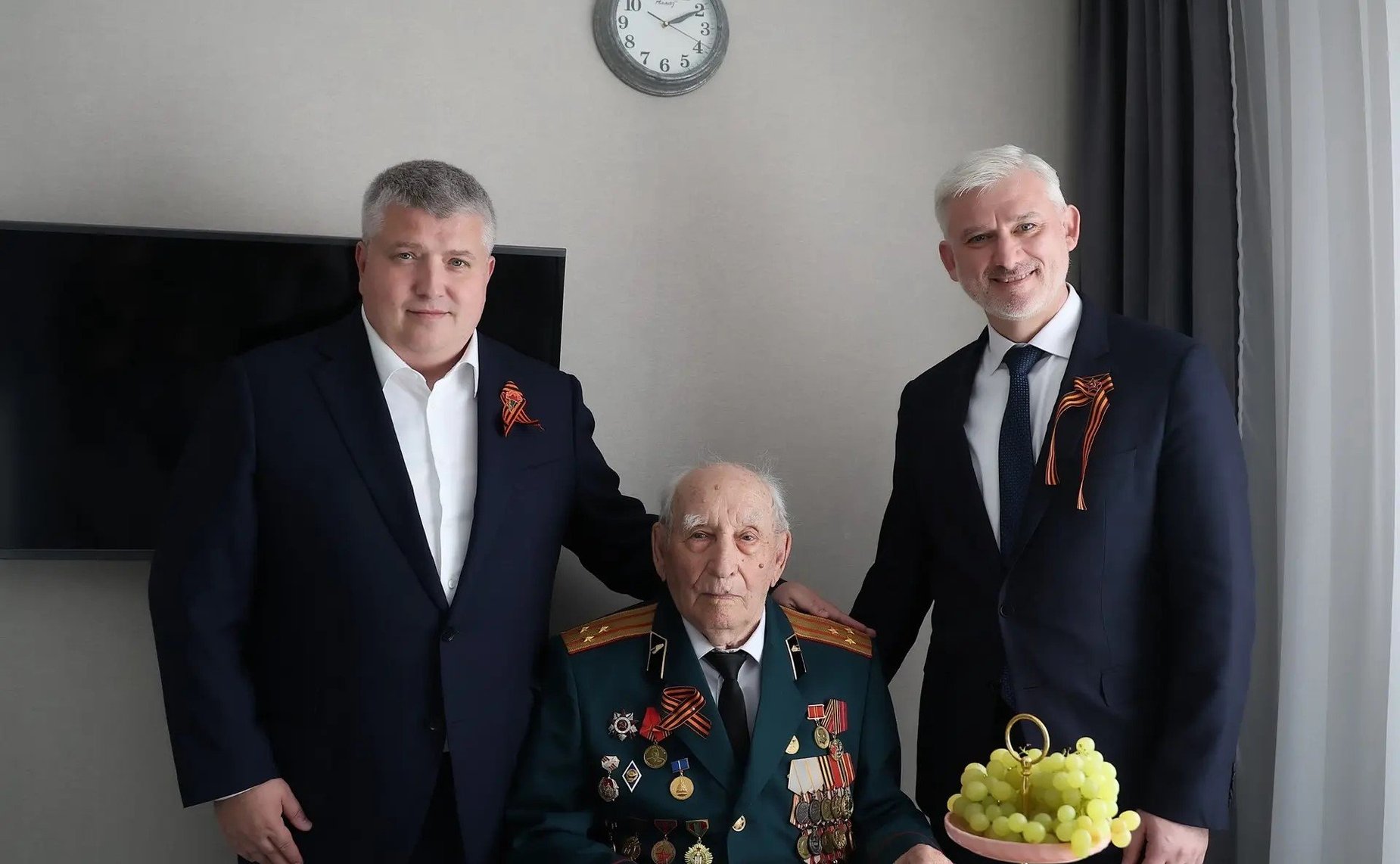 Евгений Дитрих почтил память погибших героев, возложив цветы к мемориалу «Вечный огонь славы»