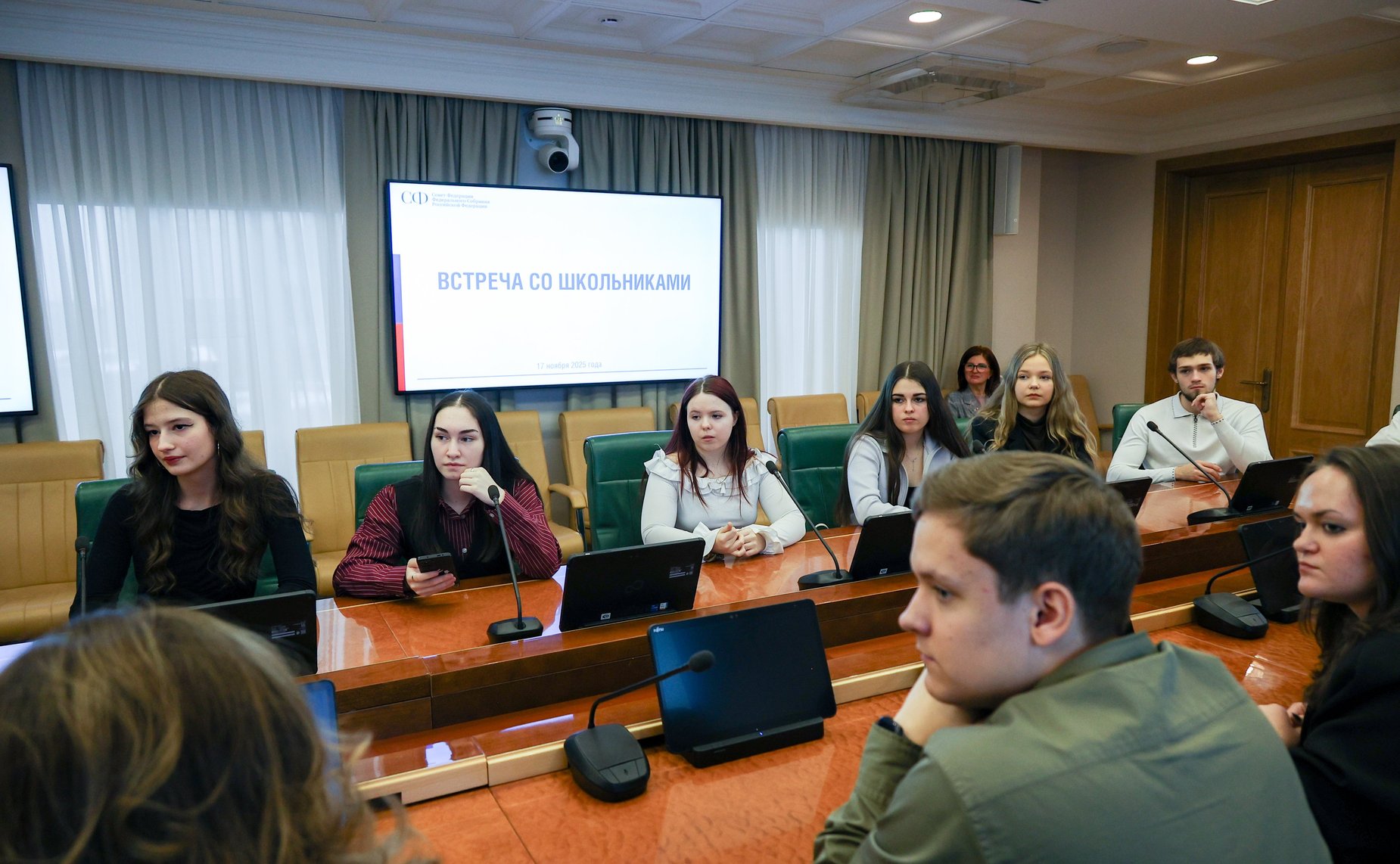 Наталья Комарова провела встречу с учащимися 10–11 класса