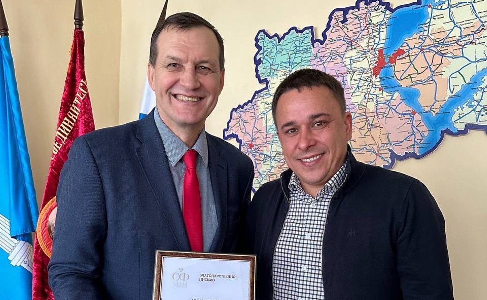 Айрат Гибатдинов вручил Благодарственное письмо профессору Ульяновского государственного университета Н. Арзамаскину