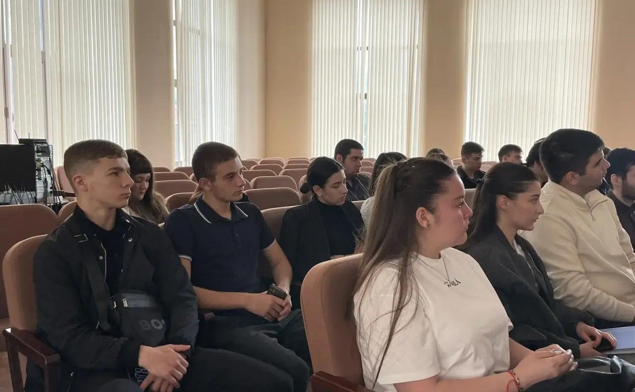 Виталий Назаренко провел встречу и рассказал студентам-историкам о роли законодательной власти и важности увековечивания памяти о героическом прошлом