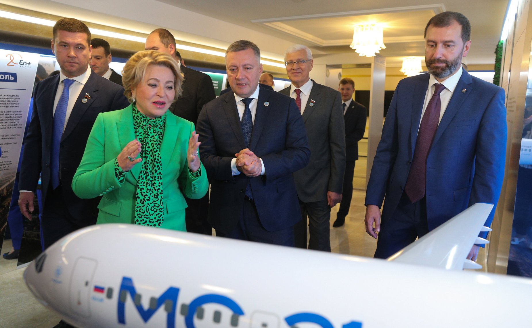 Валентина Матвиенко и Игорь Кобзев осмотрели выставку, посвященную истории и современности Иркутской области, которая в эти дни развернута в Совете Федерации