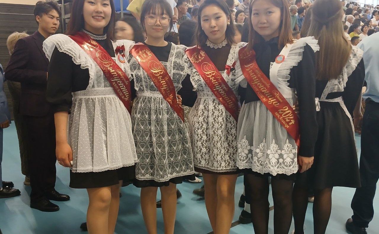 Баир Жамсуев в рамках поездки в регион принял участие в торжественной церемонии чествования лучших выпускников школ Агинского Бурятского округа «Гордость Аги-2024»