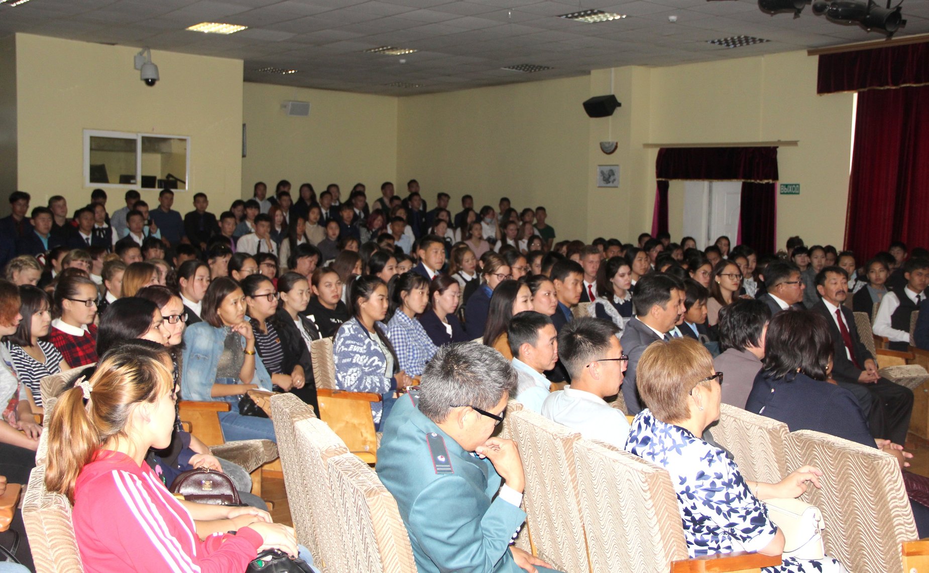 Б. Жамсуев провел встречу с представителями молодежи Агинского Бурятского округа